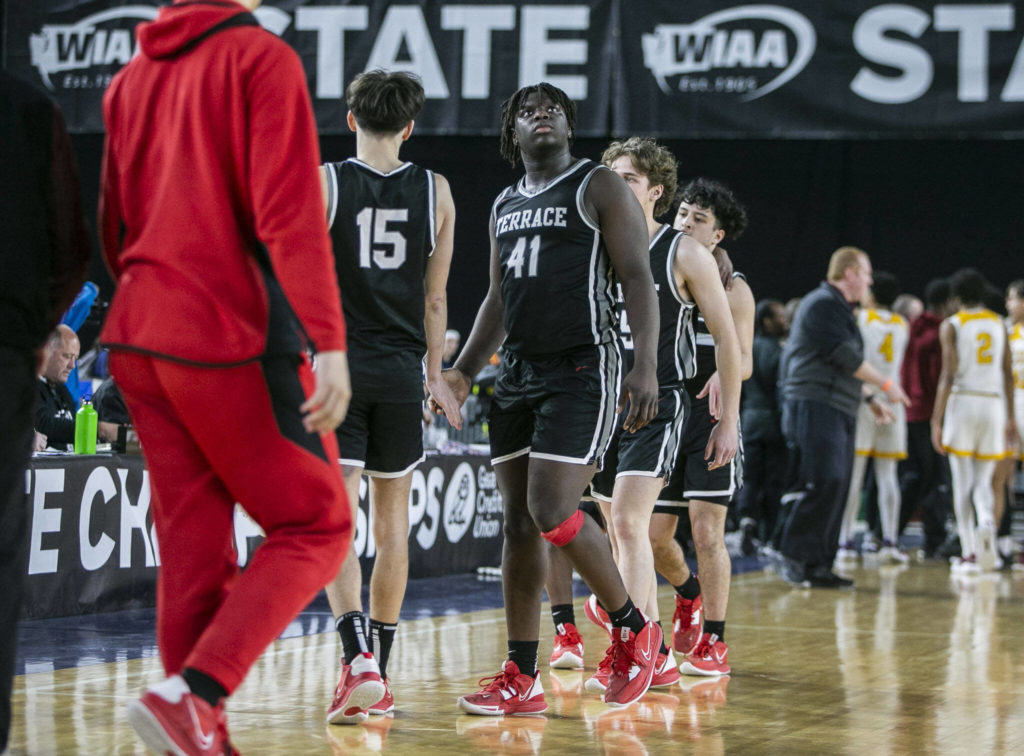 Mountlake’s Zaveon Jones looks up at the scoreboard after losing to O’Dea in the 3A quarterfinal game on Thursday, March 2, 2023 in Tacoma, Washington. (Olivia Vanni / The Herald)
