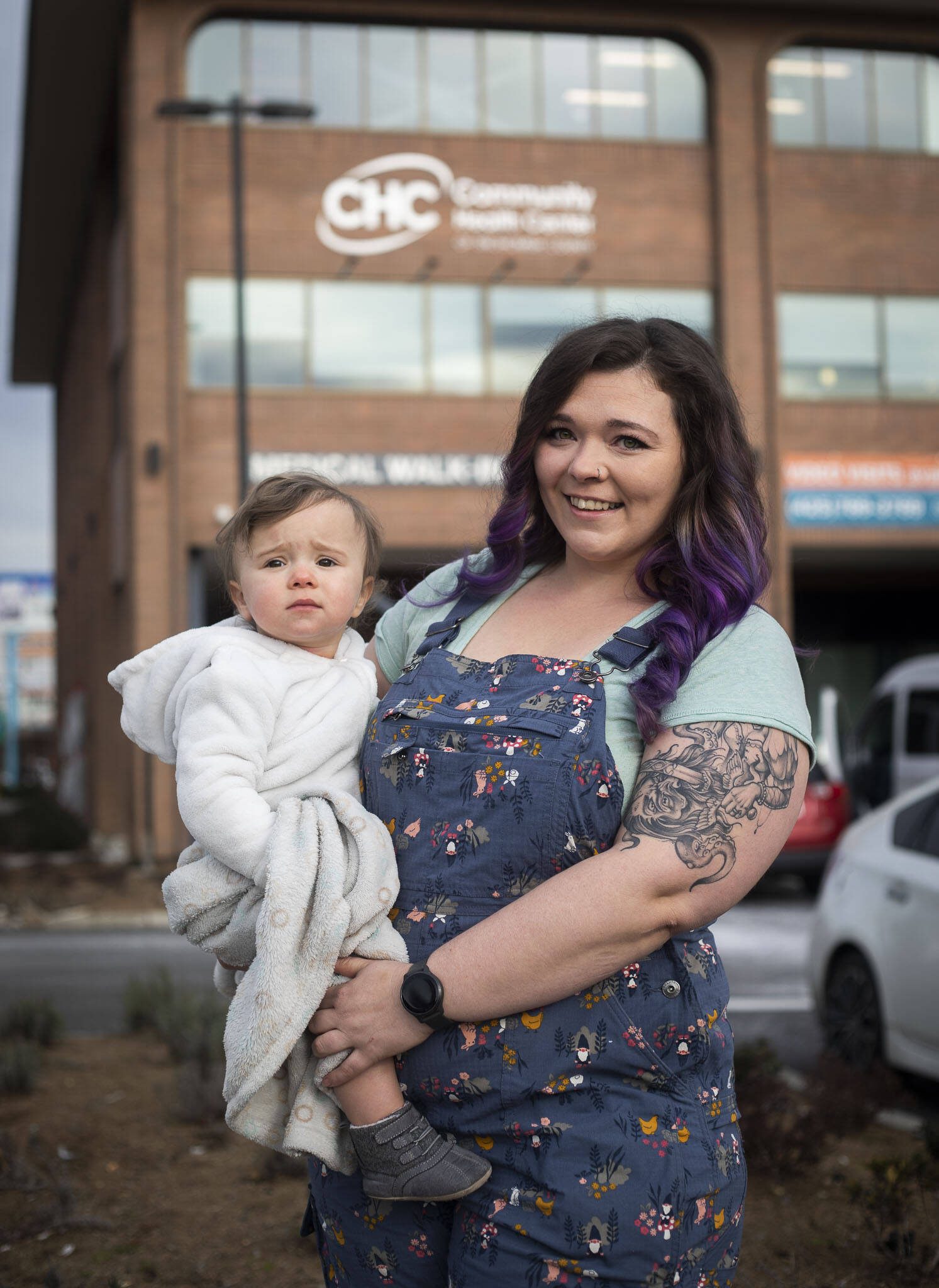 Angelica Montanari and daughter Makena, 1, outside of the Community Health Center of Snohomish County Everett-Central Clinic on Thursday, Feb. 2, 2023 in Everett, Washington. (Olivia Vanni / The Herald)