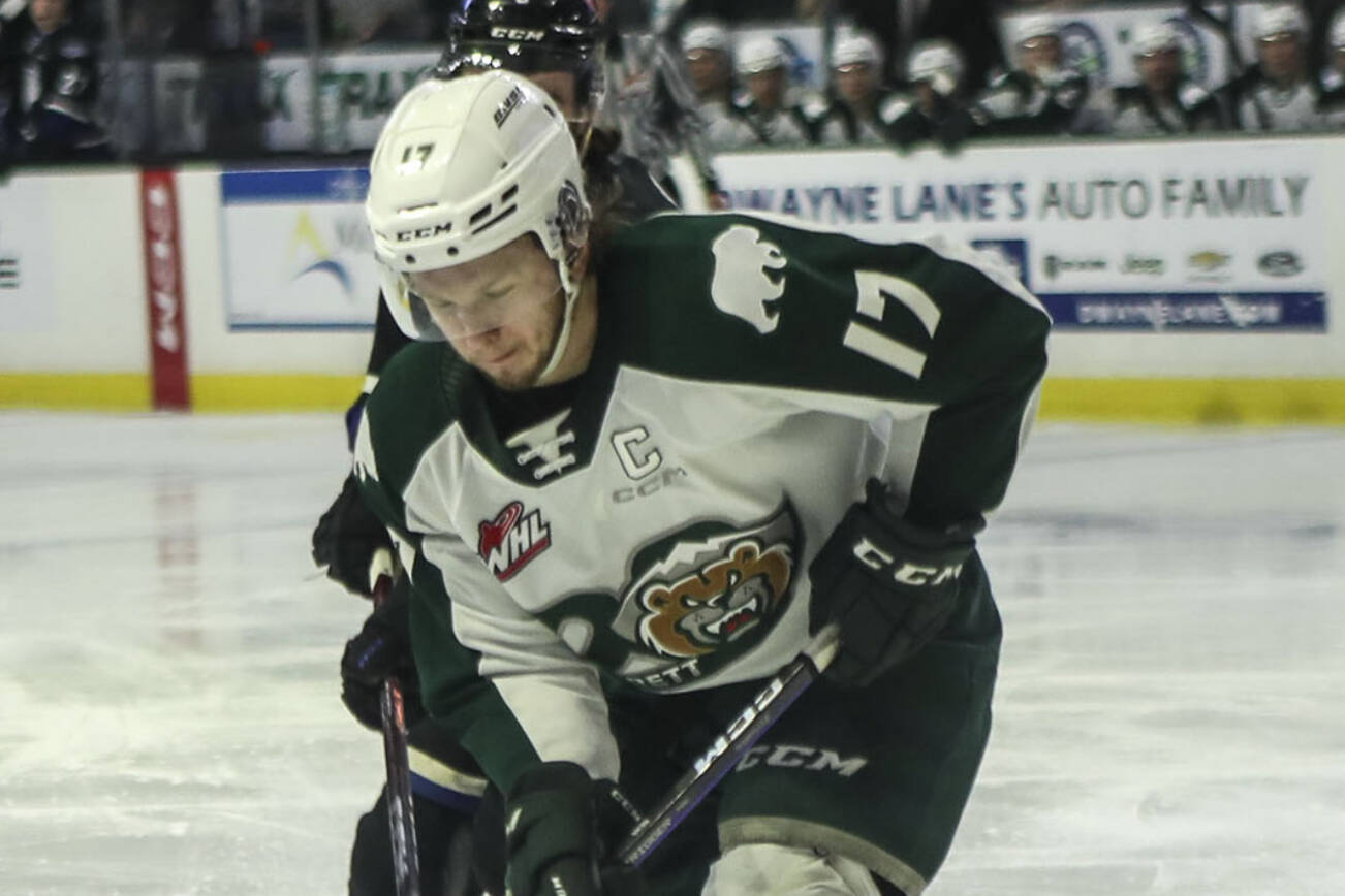 Silvertips’ Jackson Berezowski (17) moves with the puck during a game between the Everett Silvertips and Victoria Royals at the Angel of the Winds Arena on Friday, March 24, 2023. The Silvertips fell to the Royals, 6-4. (Annie Barker / The Herald)