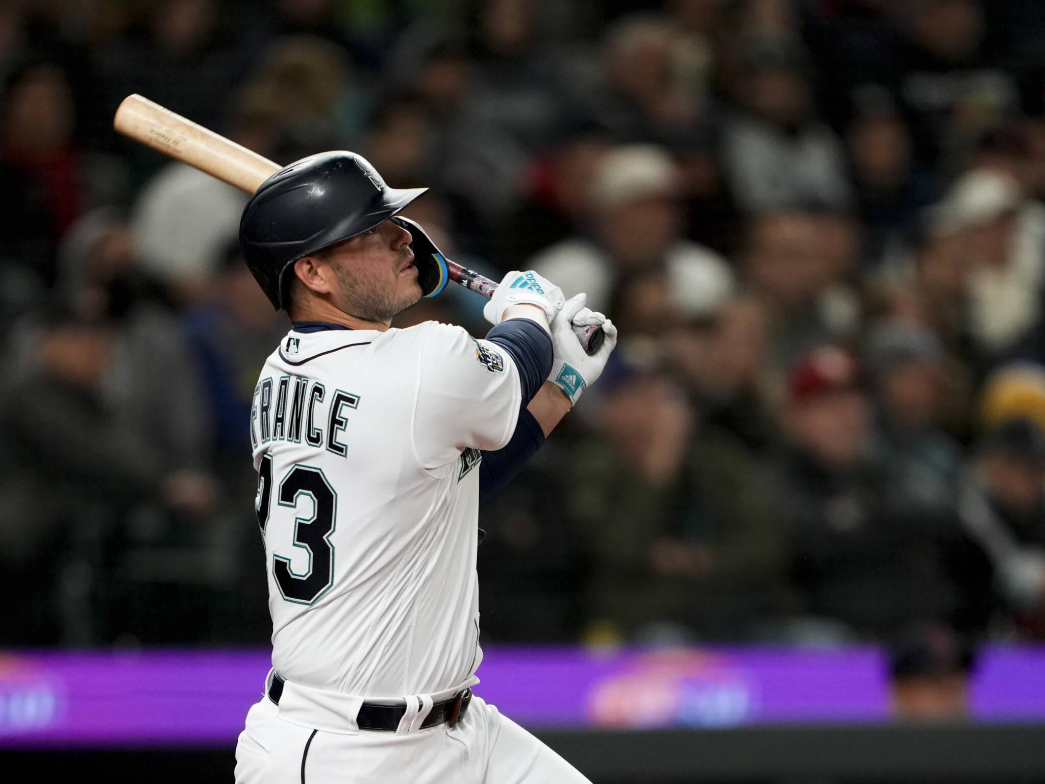 France's 3-run HR in 8th lifts Mariners to win in opener