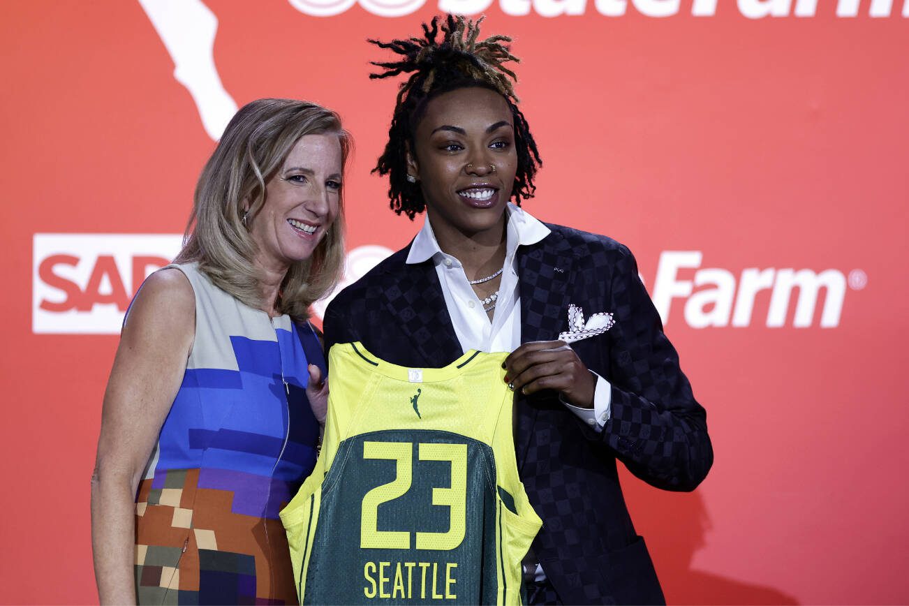 Tennessee's Jordan Horston, right, poses for a photo with commissioner Cathy Engelbert after being selected by the Seattle Storm at the WNBA basketball draft Monday, April 10, 2023, in New York. (AP Photo/Adam Hunger)