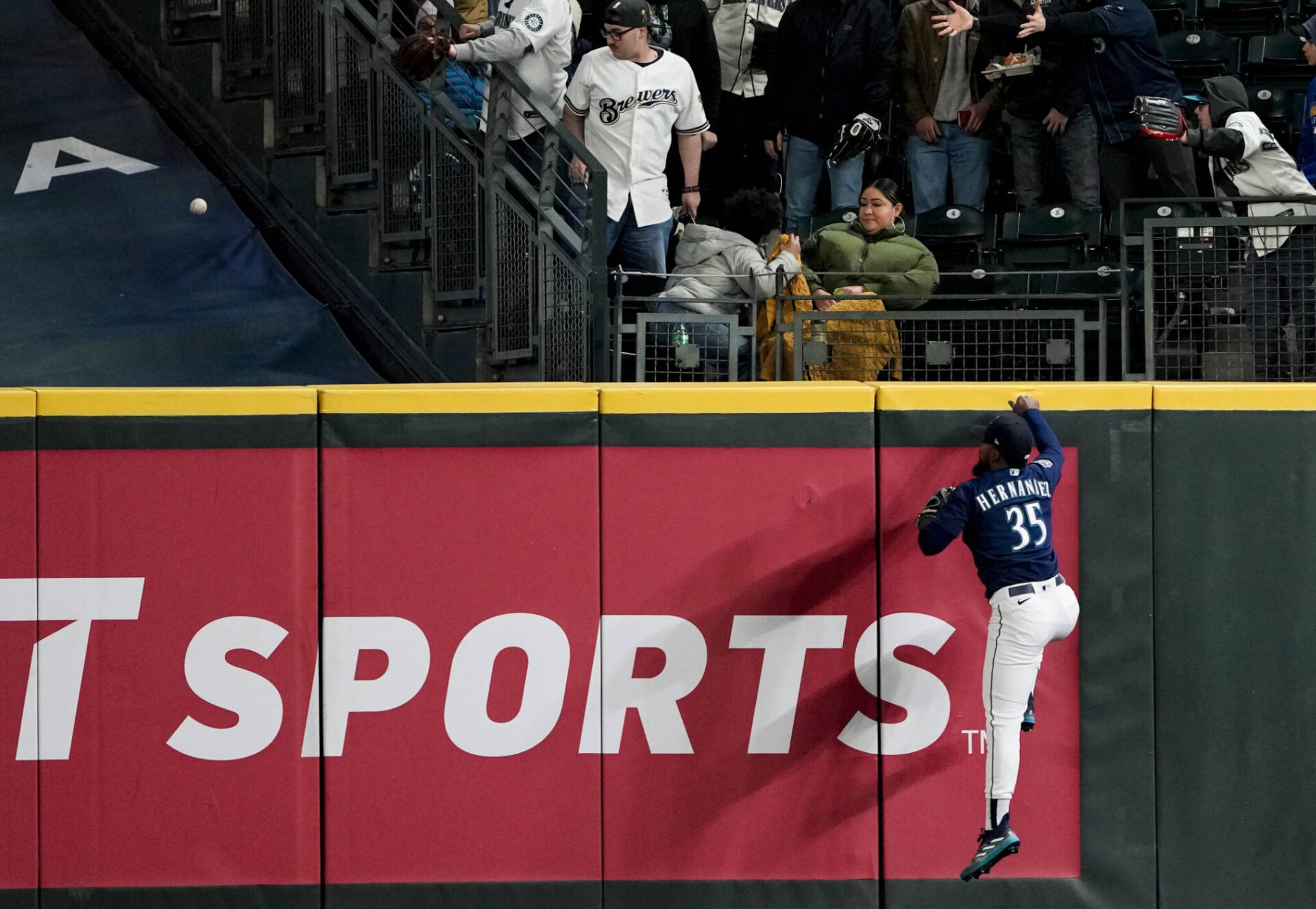Surging Brewers snap Mariners’ 4game win streak