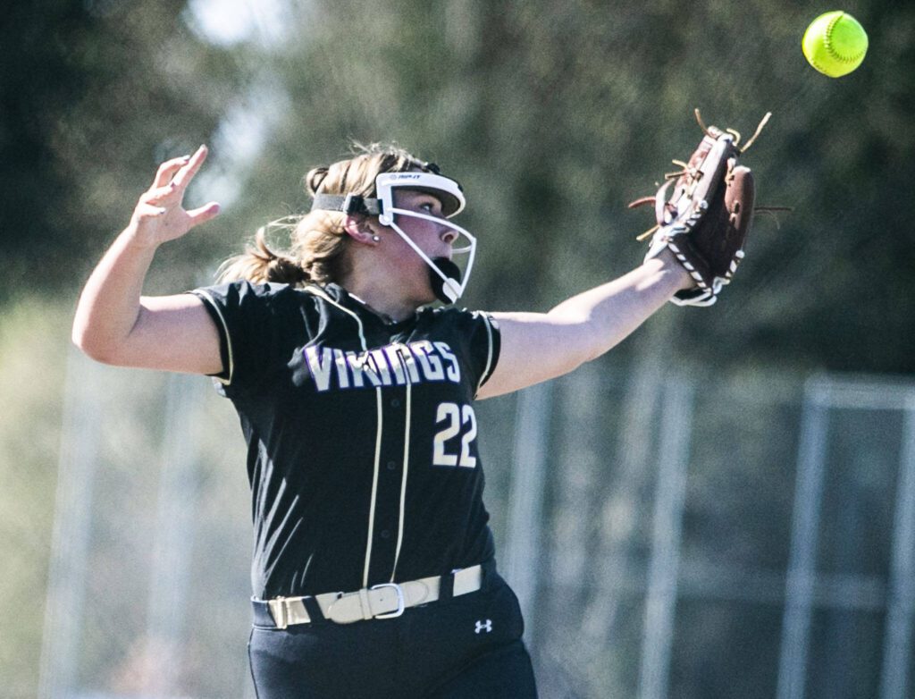 Lake Stevens’ Mara Sivley attemps to snag a liner hit toward her during a game against Glacier Peak on Tuesday, April 25, 2023 in Lake Stevens, Washington. (Olivia Vanni / The Herald)
