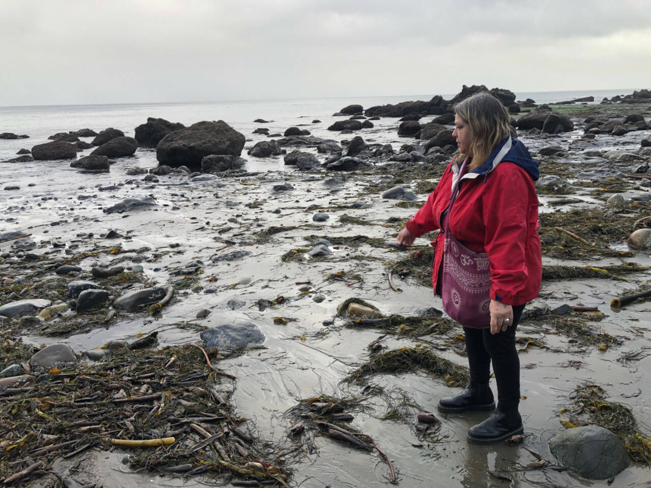Mary Beth Beuke walks the beach searching for sea glass where the Straits of Juan de Fuca meet the Pacific Ocean. (Michael Wagar / The Daily World)