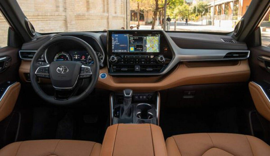 Toyota Highlander Hybrid’s refined interior includes a touchscreen multimedia system with Android Auto and Apple CarPlay compatibility. (Toyota)
