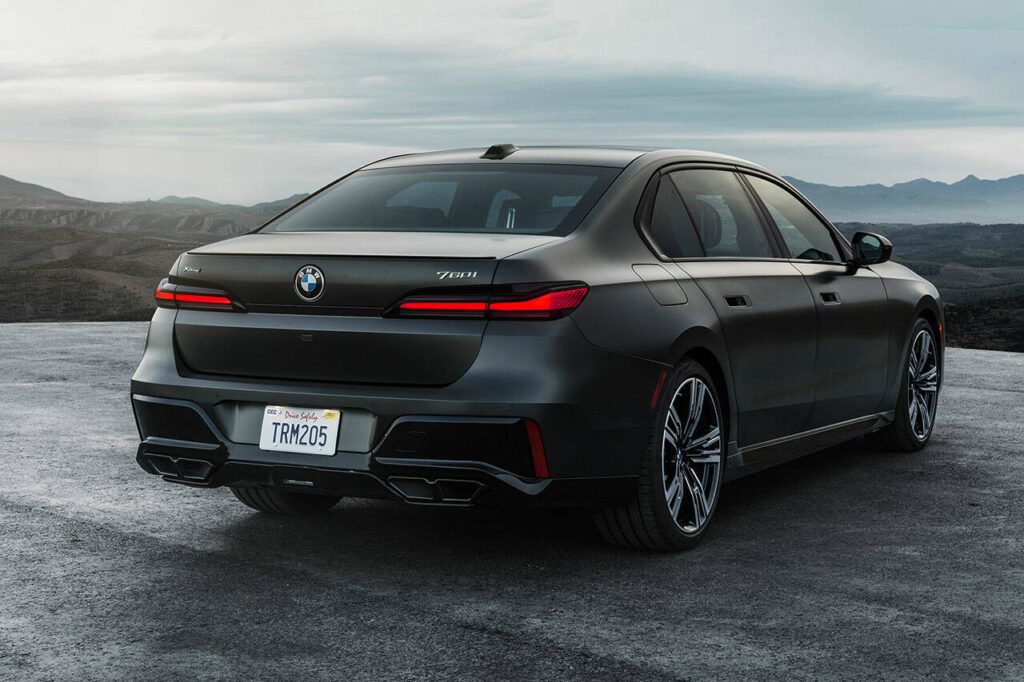 The L-shaped LED taillights of the 2023 BMW 760i xDrive extend into the sedan’s side surfaces. (BMW)
