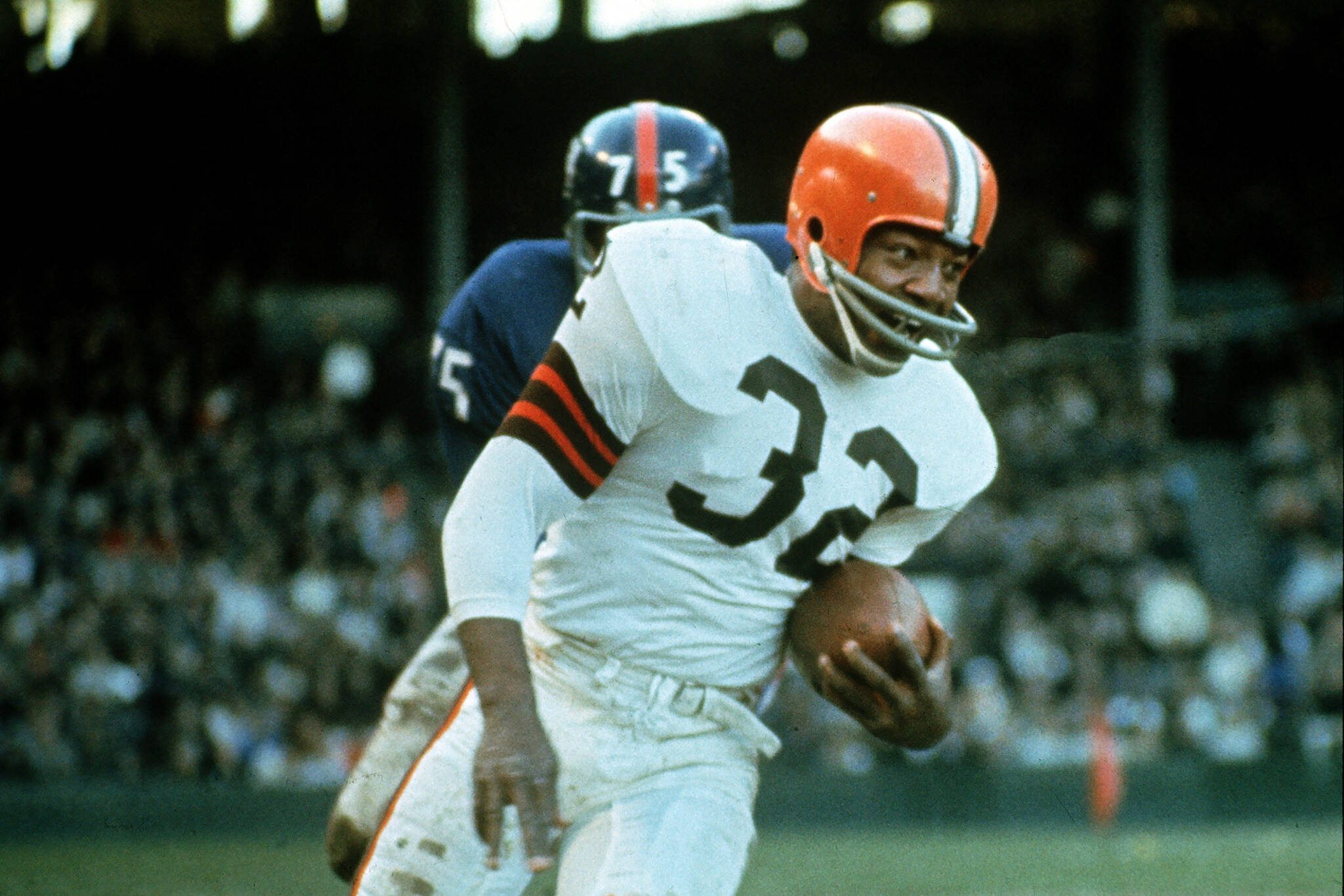 Cleveland Browns running back Jimmy Brown (32) shown in action during a game against the New York Giants in 1965 in Cleveland, Ohio. Brown passed away Thursday night at age 87. (Associated Press)