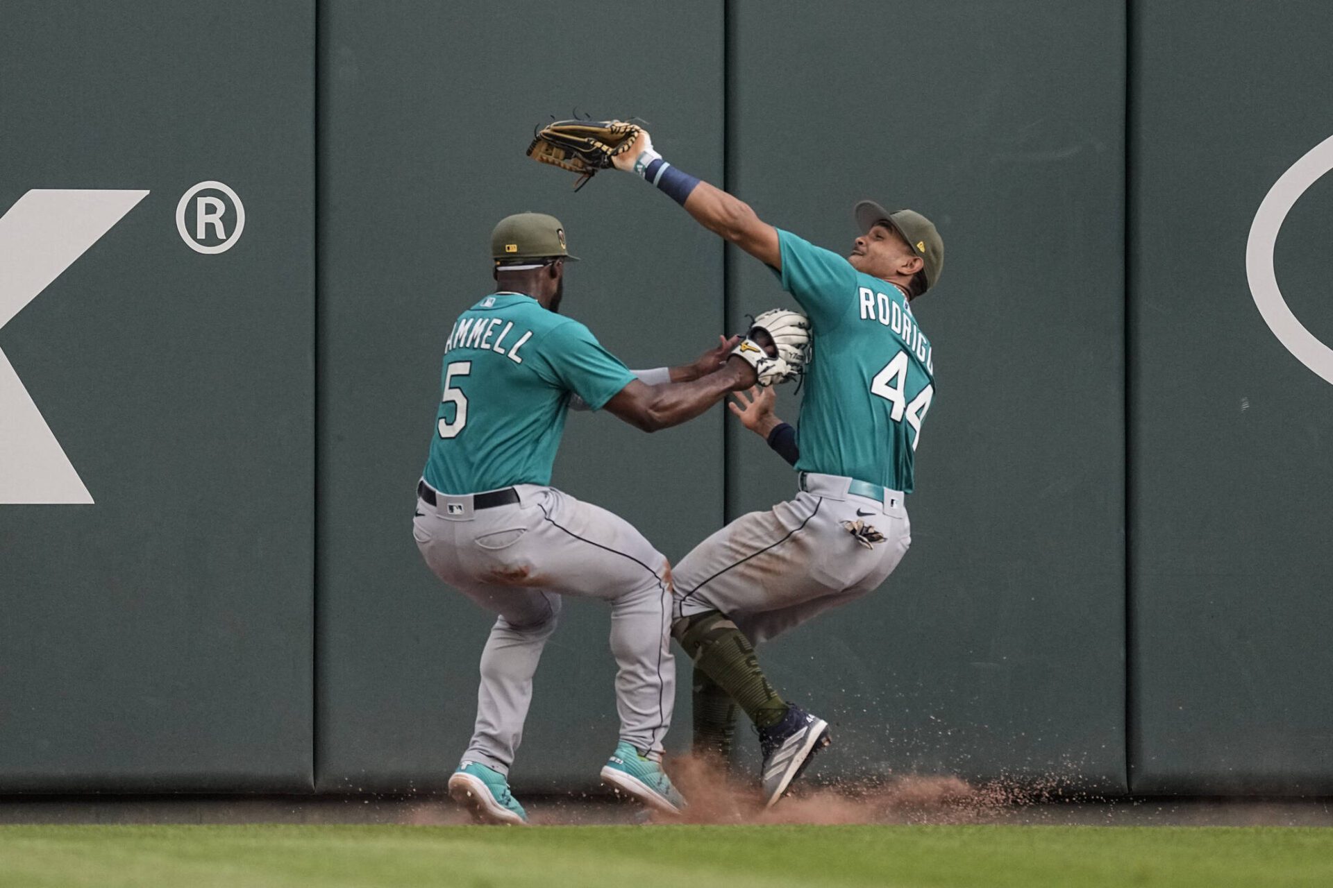 Gilbert sits down 15 in a row, Mariners overpower Braves