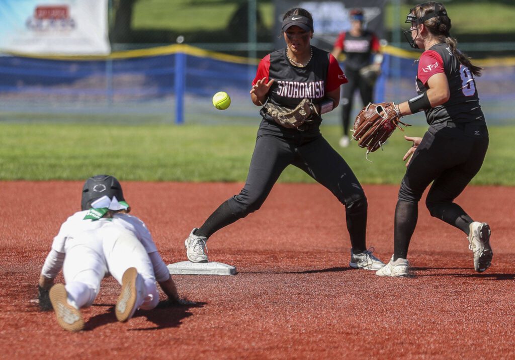 Snohomish’s Emma Hansen (10) reaches for the ball during the 3A softball championship game between Snohomish and Peninsula at the Lacey-Thurston County Regional Athletic Complex in Olympia, Washington on Saturday, May 27, 2023. Snohomish lost, 4-1. (Annie Barker / The Herald)
