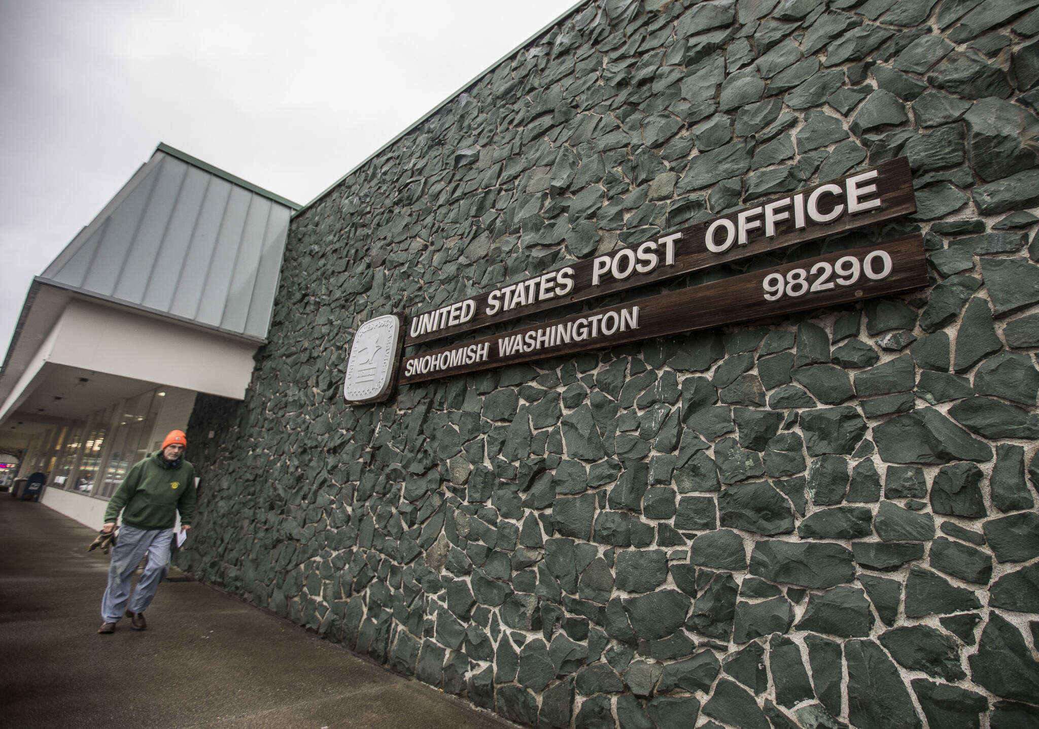 People pick up mail at the Post Office in Snohomish on Jan. 12, 2022. (Olivia Vanni / The Herald)