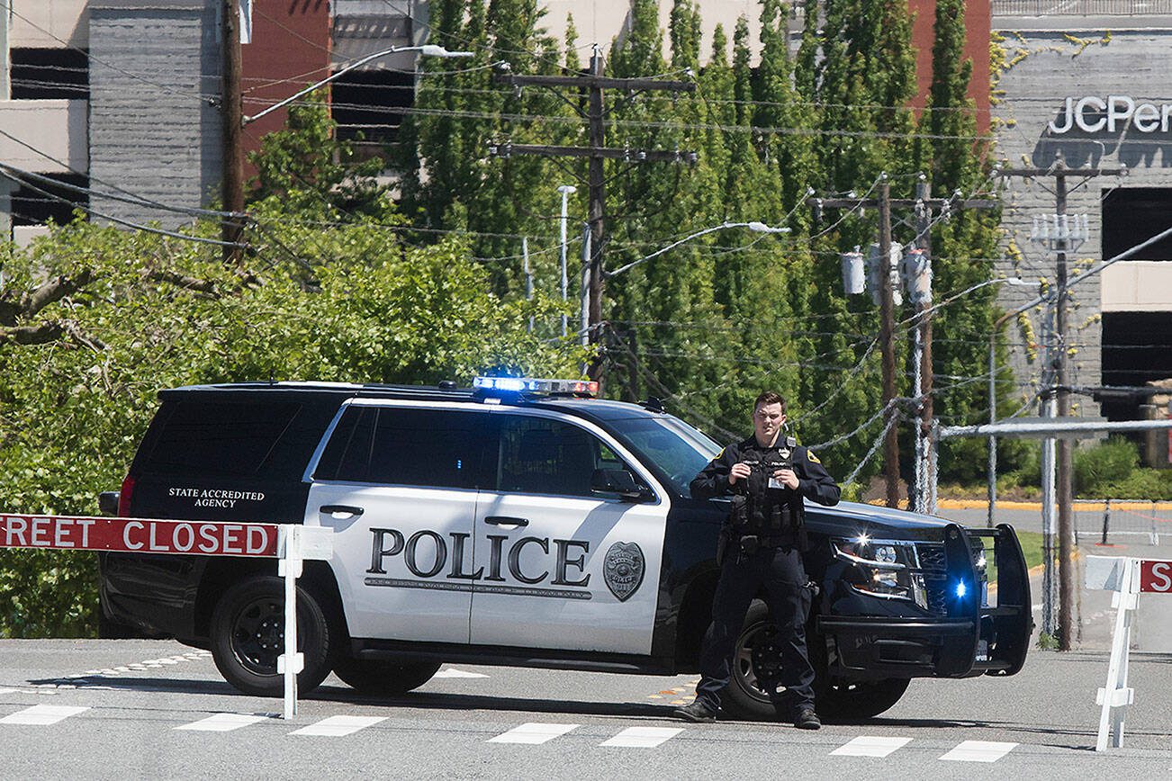 Lynnwood police block an entrance to Alderwood mall Monday afternoon. (Andy Bronson / The Herald) 20200601