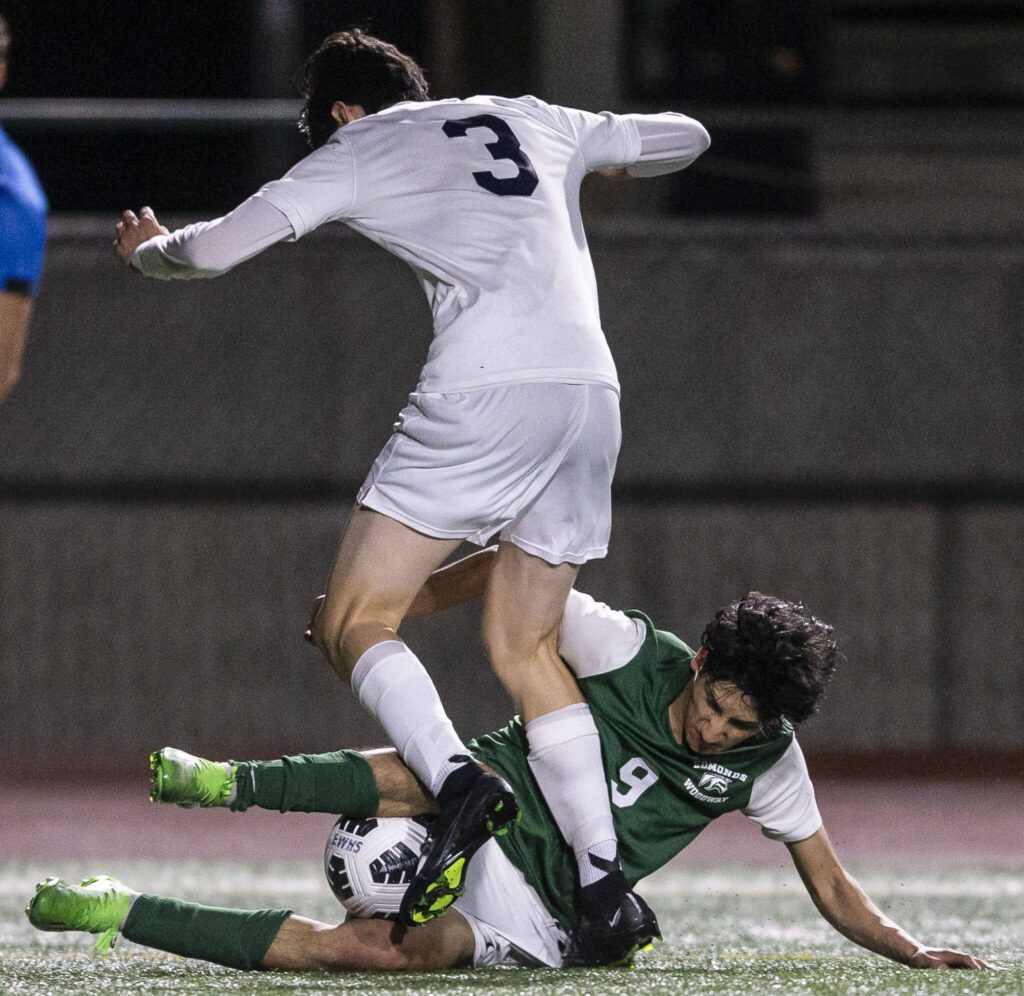 Edmonds-Woodway’s Isaac Parreno (9). (Olivia Vanni / The Herald)