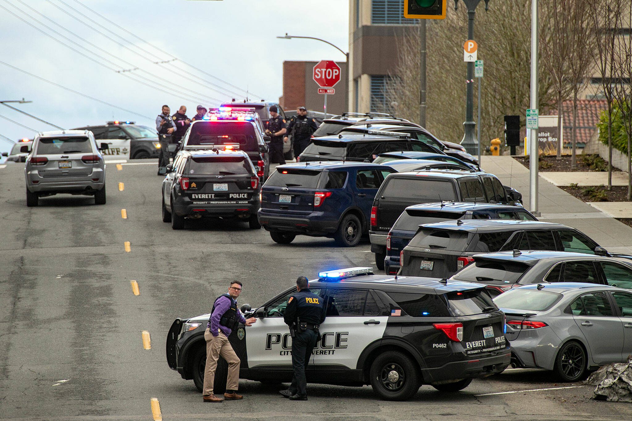 Law enforcement and police vehicles fill Wall Street after reports of an armed person inside the Snohomish County Superior Courthouse Monday, Dec. 12, 2022, in downtown Everett, Washington. (Ryan Berry / The Herald)