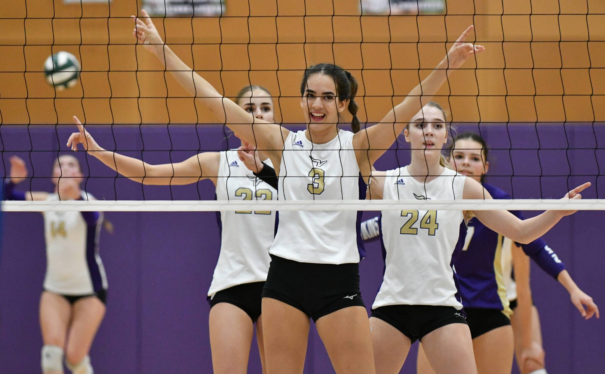 Lake Stevens’ Hayli Tri (center). (John Gardner / Pro Action Image)