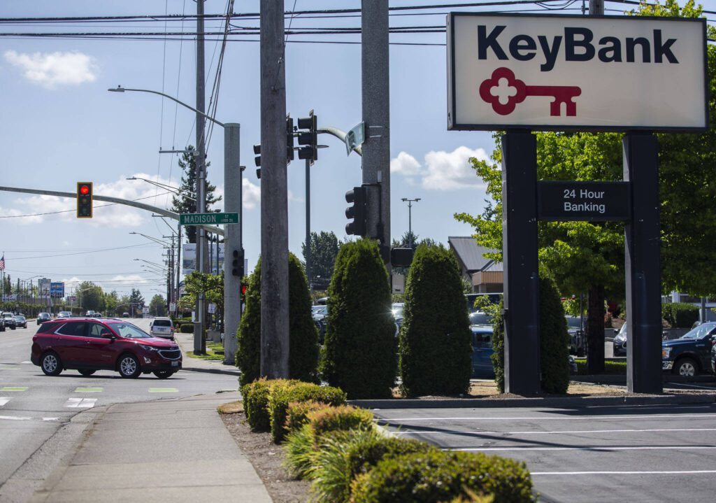 A car turns west onto Madison Street from Evergreen Way on Thursday, July 27, 2023 in Everett, Washington. (Olivia Vanni / The Herald)
