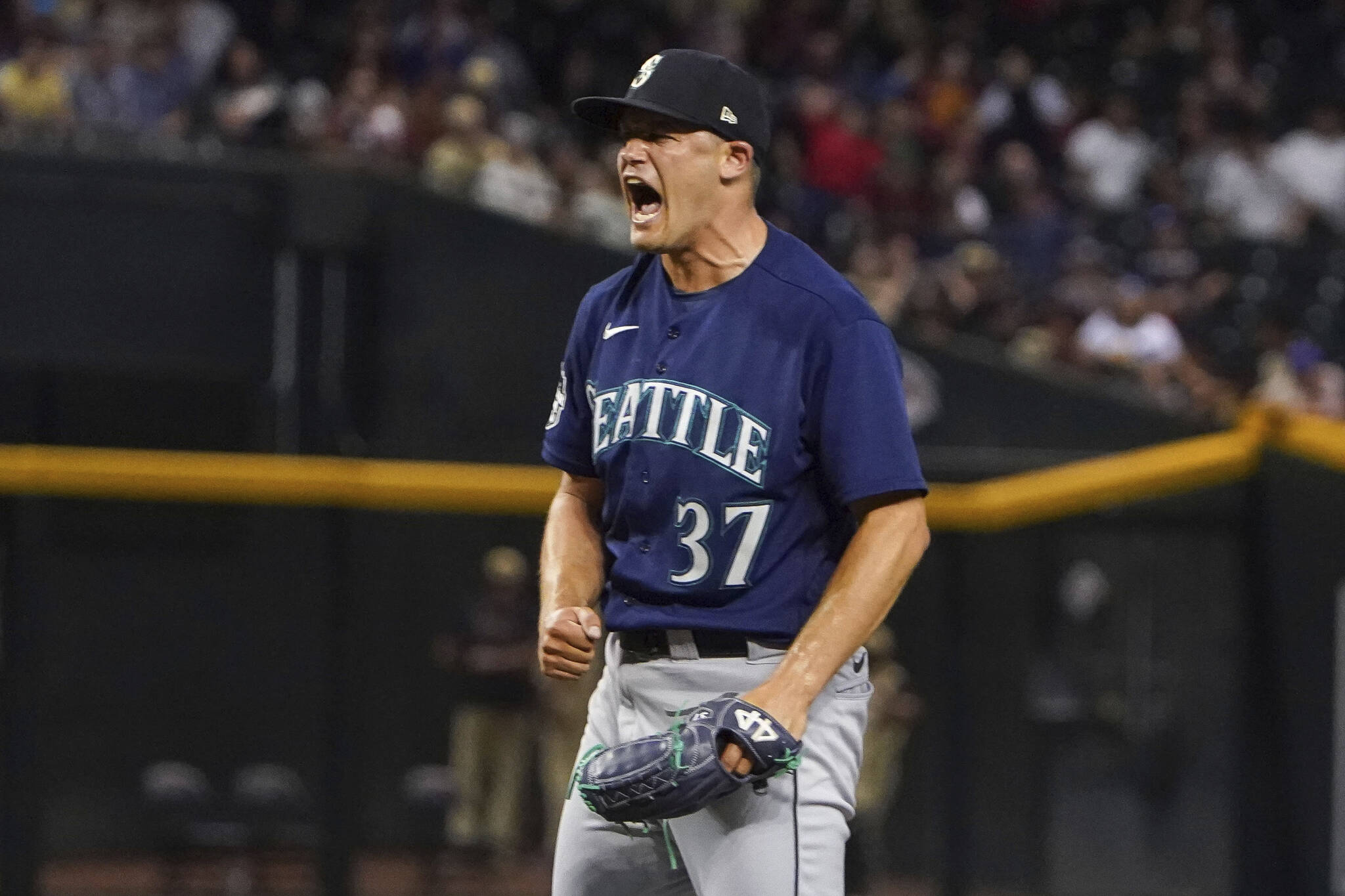 Mariners trade closer Sewald to D-backs for trio of players