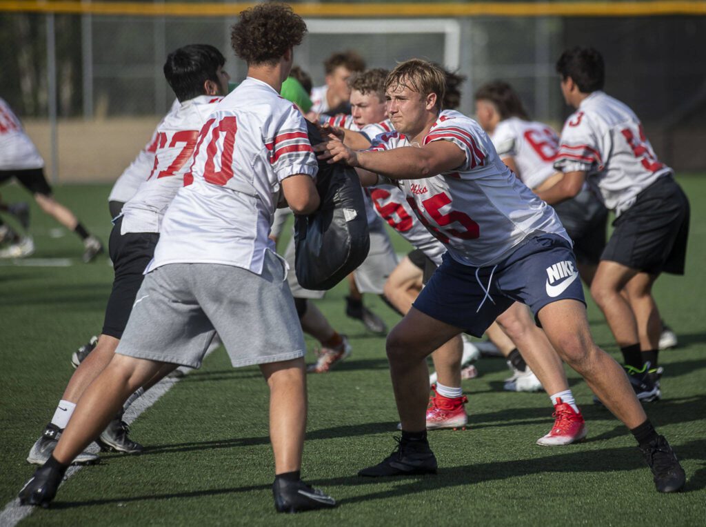 Logan Hansen (85), right, runs a play during a football practice Thursday at Mountlake Terrace High School. (Annie Barker / The Herald)
