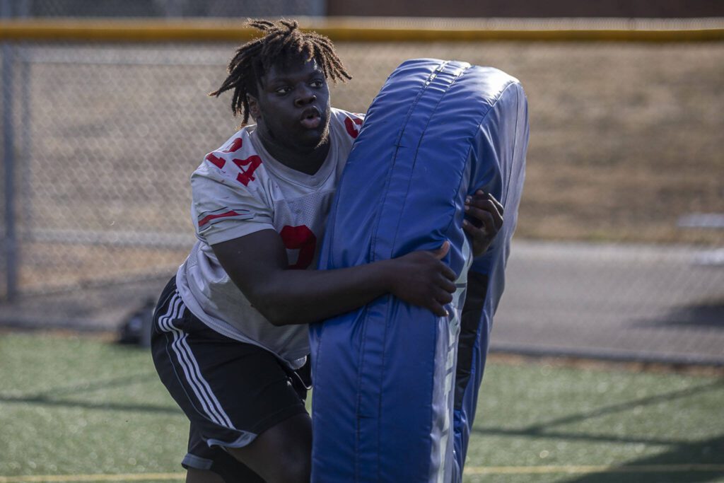 Zaveon Jones (24) runs a play during a football practice Thursday at Mountlake Terrace High School. (Annie Barker / The Herald)
