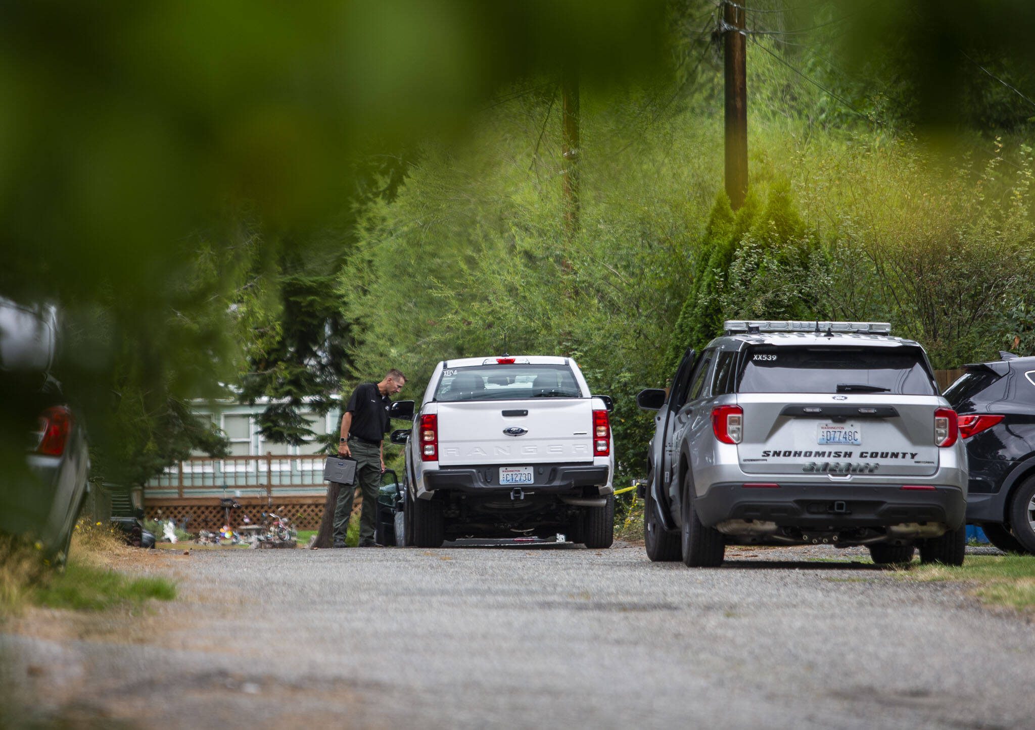 A Snohomish County sheriff’s deputy walks toward the scene of shooting that left one dead on Thursday, Aug. 10, 2023, in Lynnwood, Washington. (Olivia Vanni / The Herald)