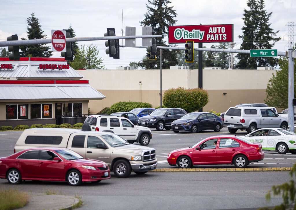 Drivers navigate traffic at the intersection of Highway 9 and SR-204 in Lake Stevens, Washington before the state built four roundabouts near Frontier Village. (Olivia Vanni / The Herald)
