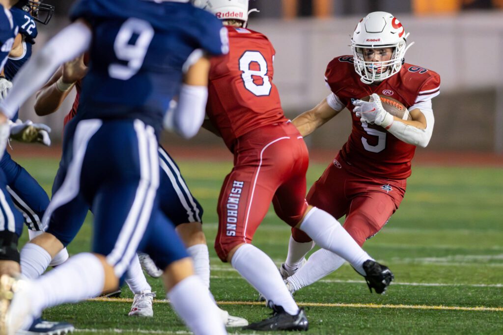 Snohomish’s Brody Strandt (9) carries the ball during a game against Glacier Peak on Sept. 1, 2023, at Snohomish High School. (John Gardner / Pro Action Image)
