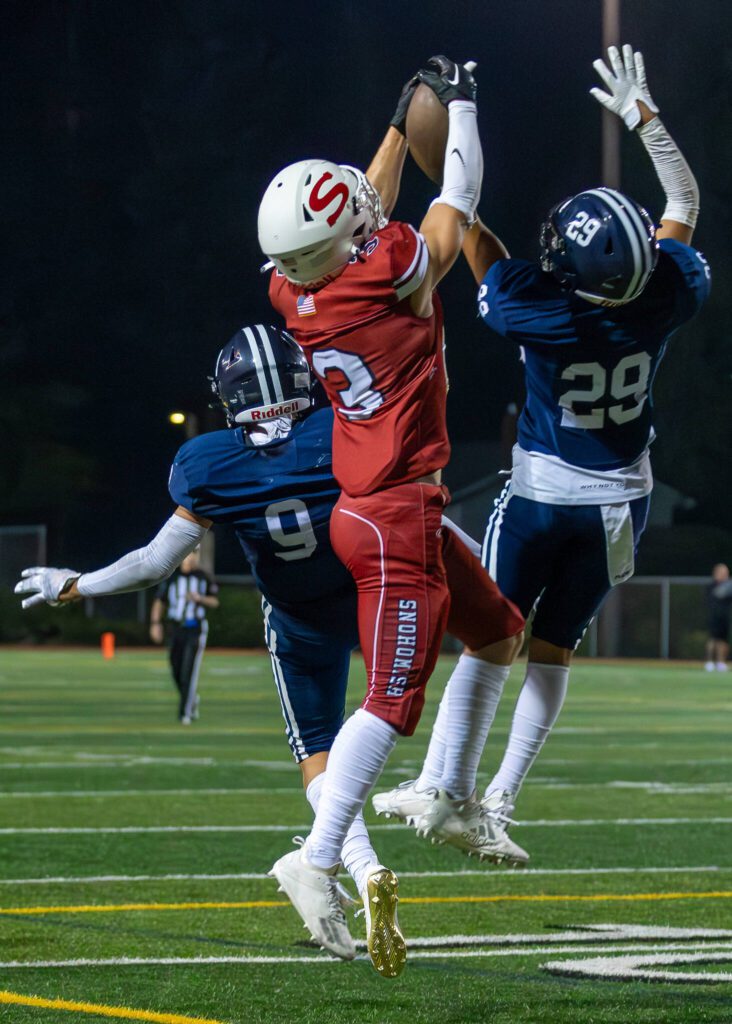 Snohomish’s Mason Surdi (3) pulls down a late touchdown pass while covered by two Glacier Peak defenders during a game on Sept. 1, 2023, at Snohomish High School. (John Gardner / Pro Action Image)
