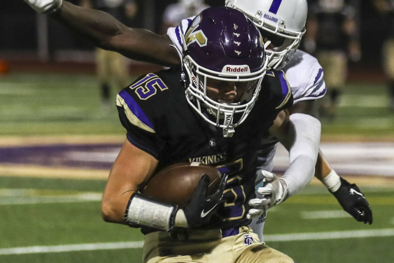 Lake Steven’s Jesse Lewis (15) moves with the ball during a football game between Lake Stevens and Garfield at Lake Stevens High School in Lake Stevens, Washington on Friday, Sept. 1, 2023. Lake Stevens lead 20-7 at the half. The Vikings took the win, 48-21. (Annie Barker / The Herald)