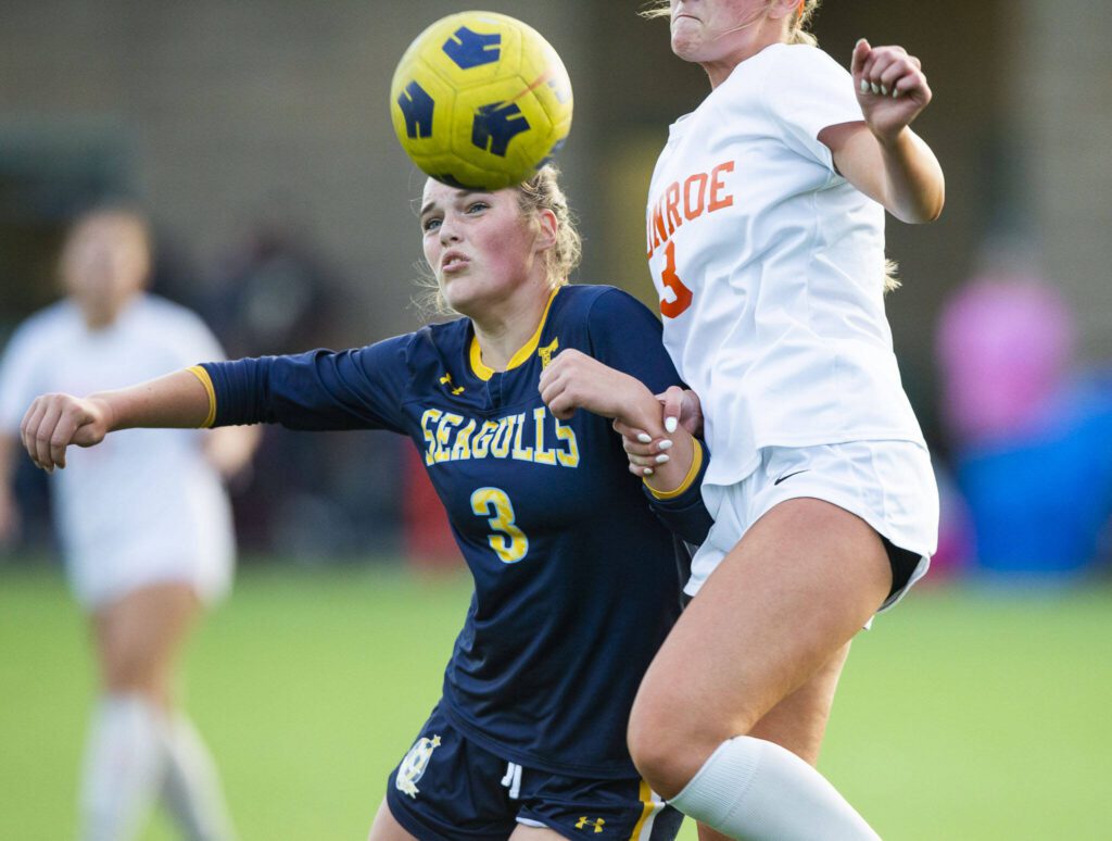 Everett’s Avery Hammer arm is grabbed by Monroe’s Katelyn Paxton while they jump to get a loose ball during the game on Thursday, Sept. 7, 2023 in Everett, Washington. (Olivia Vanni / The Herald)
