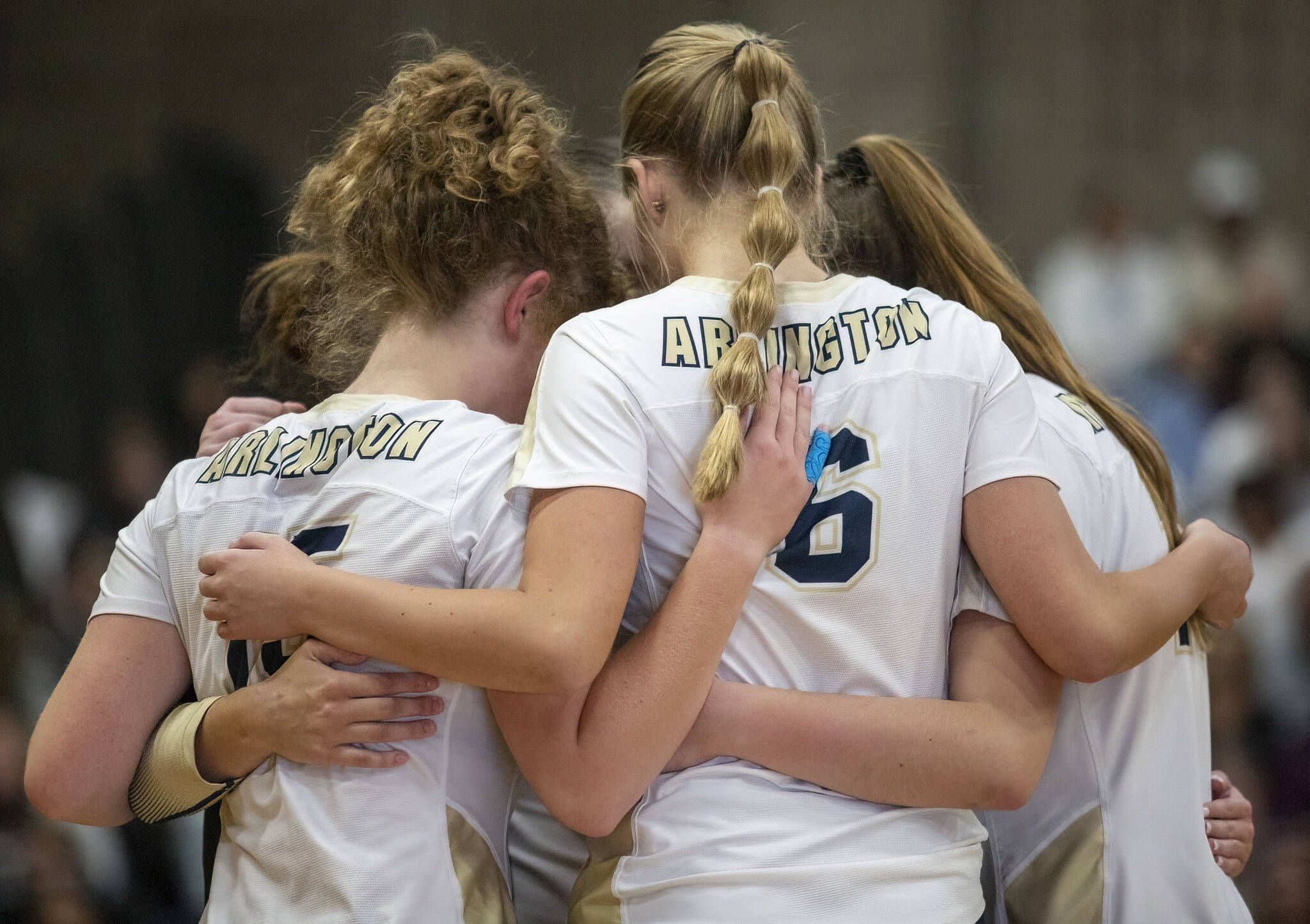 Arlington players gather in a huddle before the start of the game against Stanwood on Tuesday, Sept. 19, 2023 in Arlington, Washington. (Olivia Vanni / The Herald)