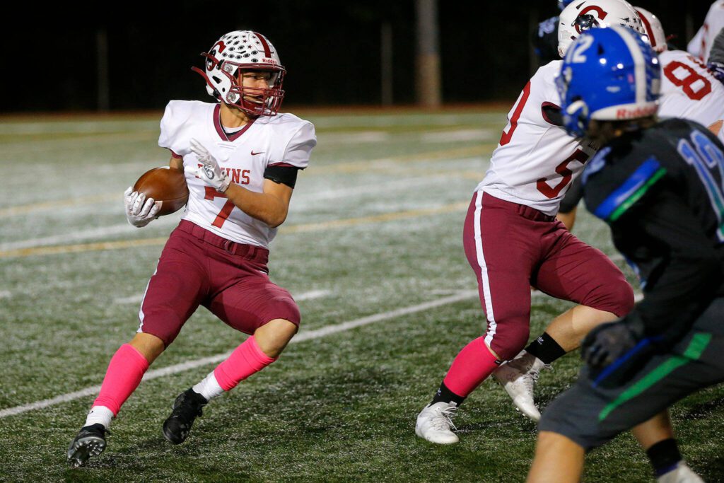 Cascade&rsquo;s Zach Lopez cuts upfield on a sweep run against Shorewood on Oct. 26, 2022, at Shoreline Stadium. (Ryan Berry / The Herald)
