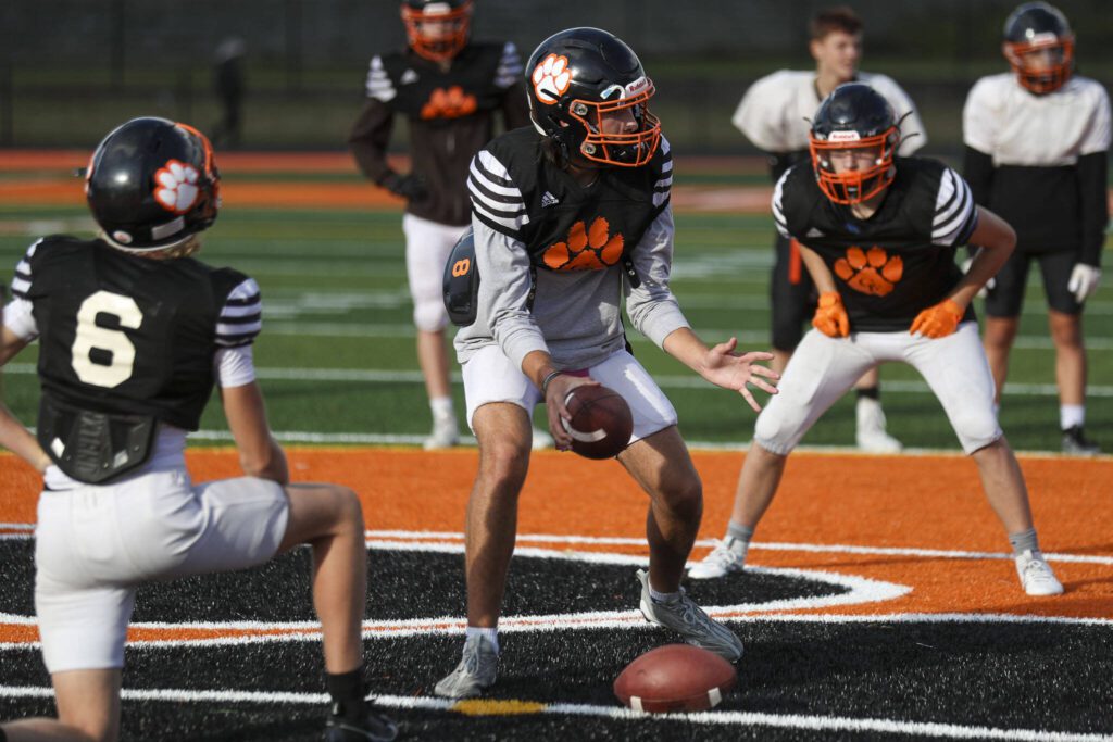 Granite Falls quarterback Kaden LaPlaunt practices drills at Granite Falls High School. (Annie Barker / The Herald)
