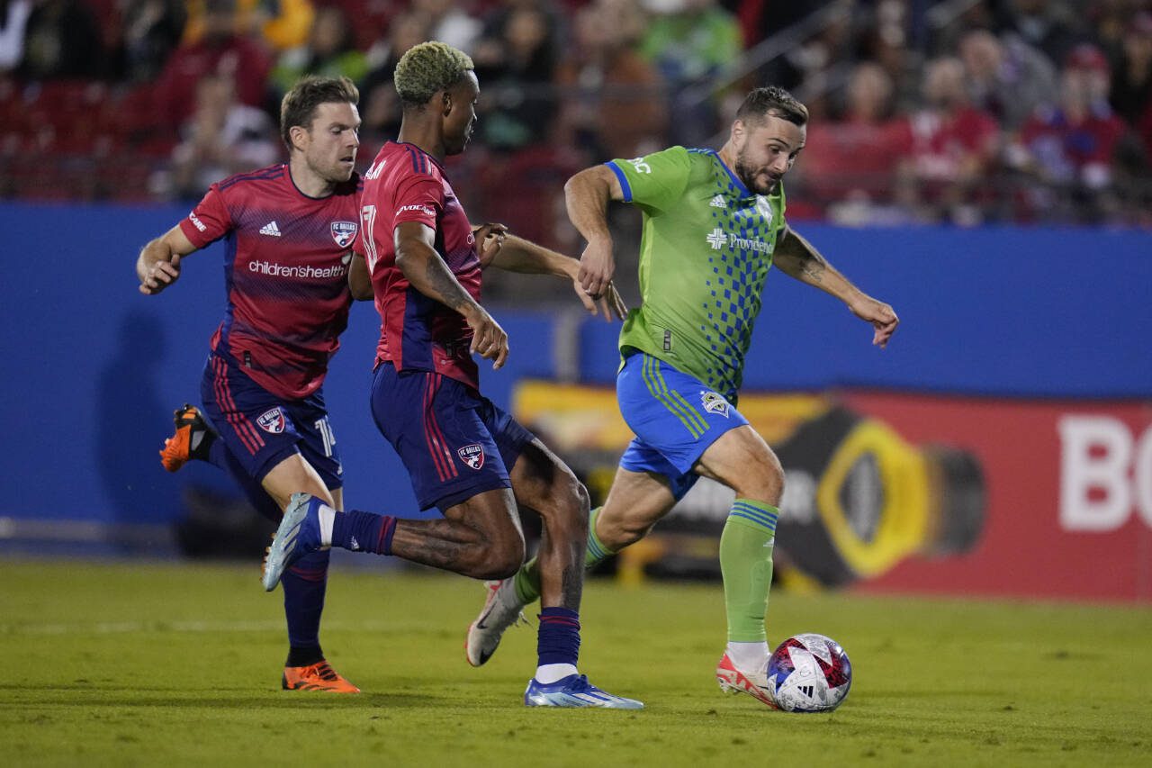 Seattle Sounders forward Jordan Morris, right, runs with the ball before scoring a goal in front of FC Dallas midfielder Asier Illarramendi, left, and defender Nkosi Tafari during Game 2 of a playoff match on Nov. 4 in Frisco, Texas. (AP Photo/Julio Cortez)