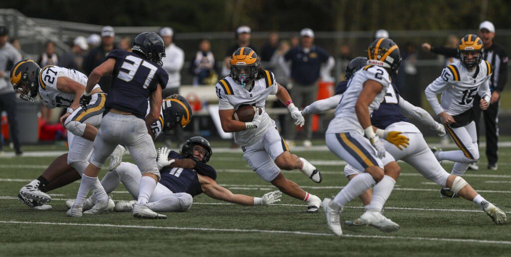 Bellevue’s Max Jones (21) runs with the ball during a Class 3A state quarterfinal game against Arlington on Saturday in Arlington. (Annie Barker / The Herald)

