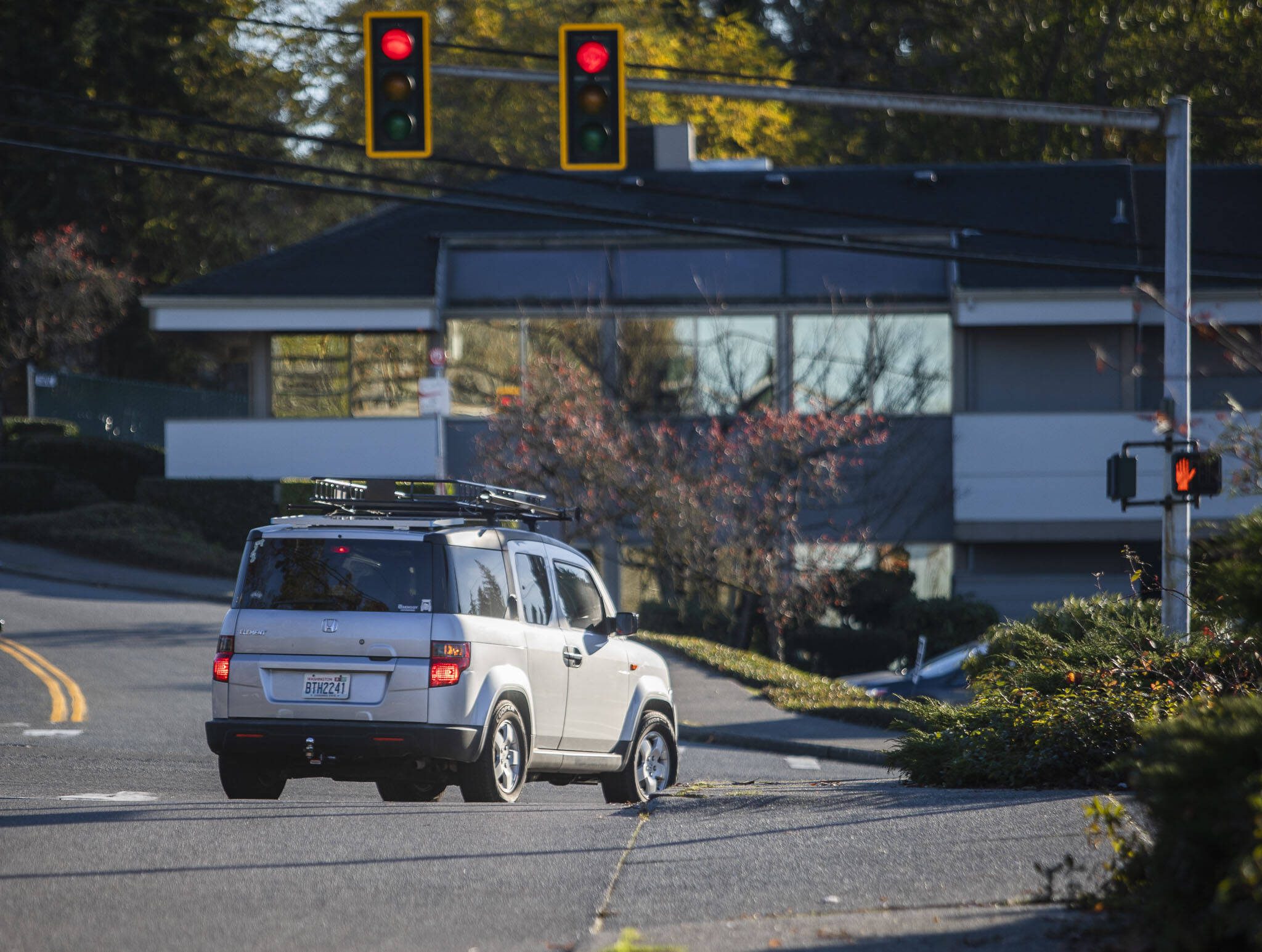 A car signals to take a right turn onto Mukilteo Boulevard while a red light is showing on Friday, Nov. 17, 2023 in Everett, Washington. (Olivia Vanni / The Herald)