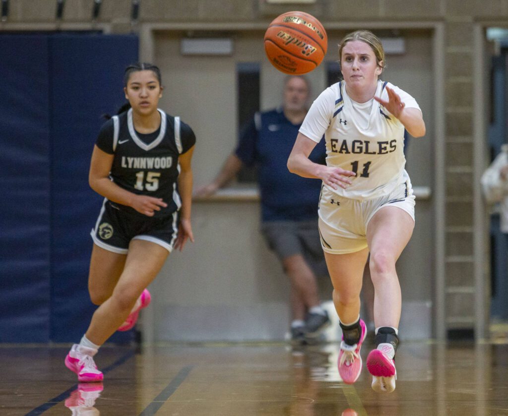 Arlington’s Addi Green runs after a loose ball during the game against Lynnwood on Monday, Dec. 11, 2023 in Arlington, Washington. (Olivia Vanni / The Herald)
