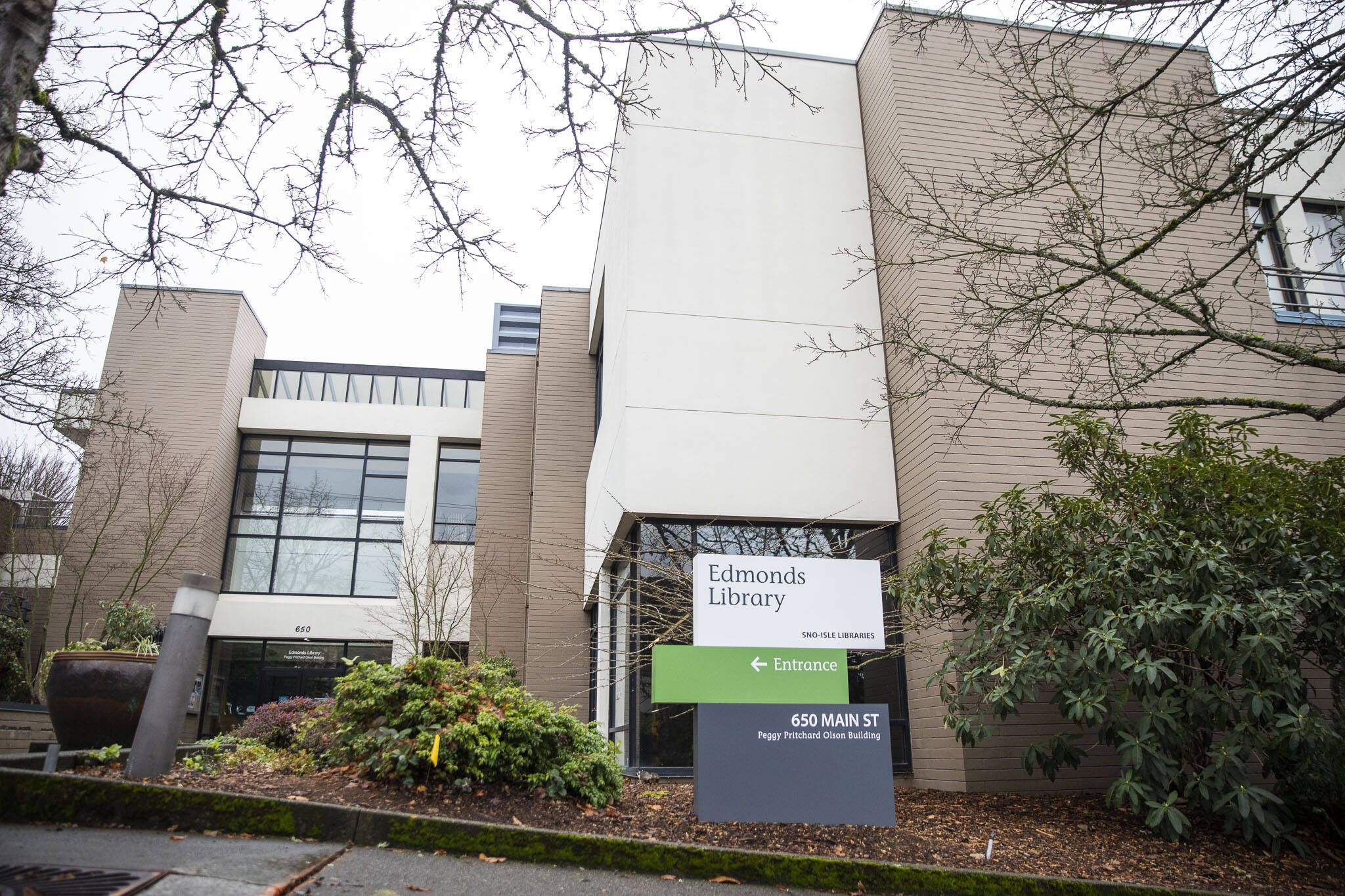 Outside of the Edmonds Library on Tuesday, Dec. 19, 2023 in Edmonds, Washington. (Olivia Vanni / The Herald)