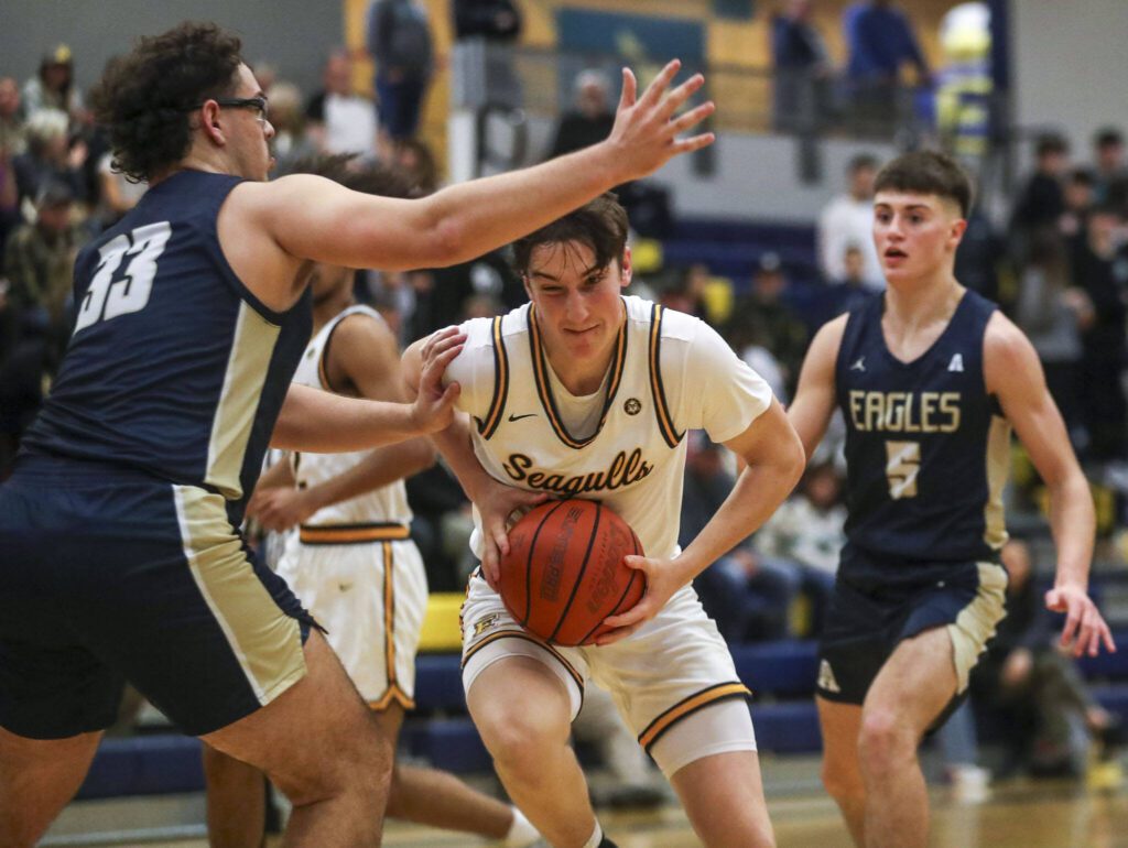 Everett’s Sam Lawless (14) moves with the ball during a boys basketball game between Arlington and Everett on Firday at Everett High School. (Annie Barker / The Herald)
