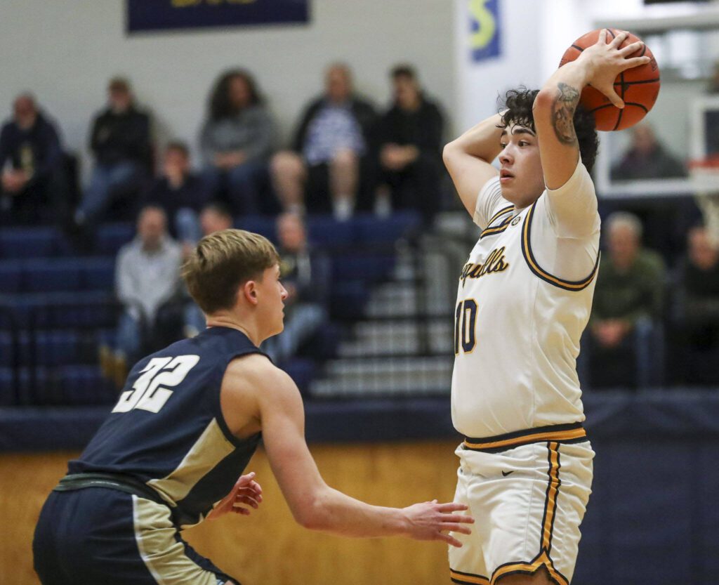 Everett’s Ty Bloomfield (10) looks to pass during a boys basketball game between Arlington and Everett on Friday at Everett High School. (Annie Barker / The Herald)
