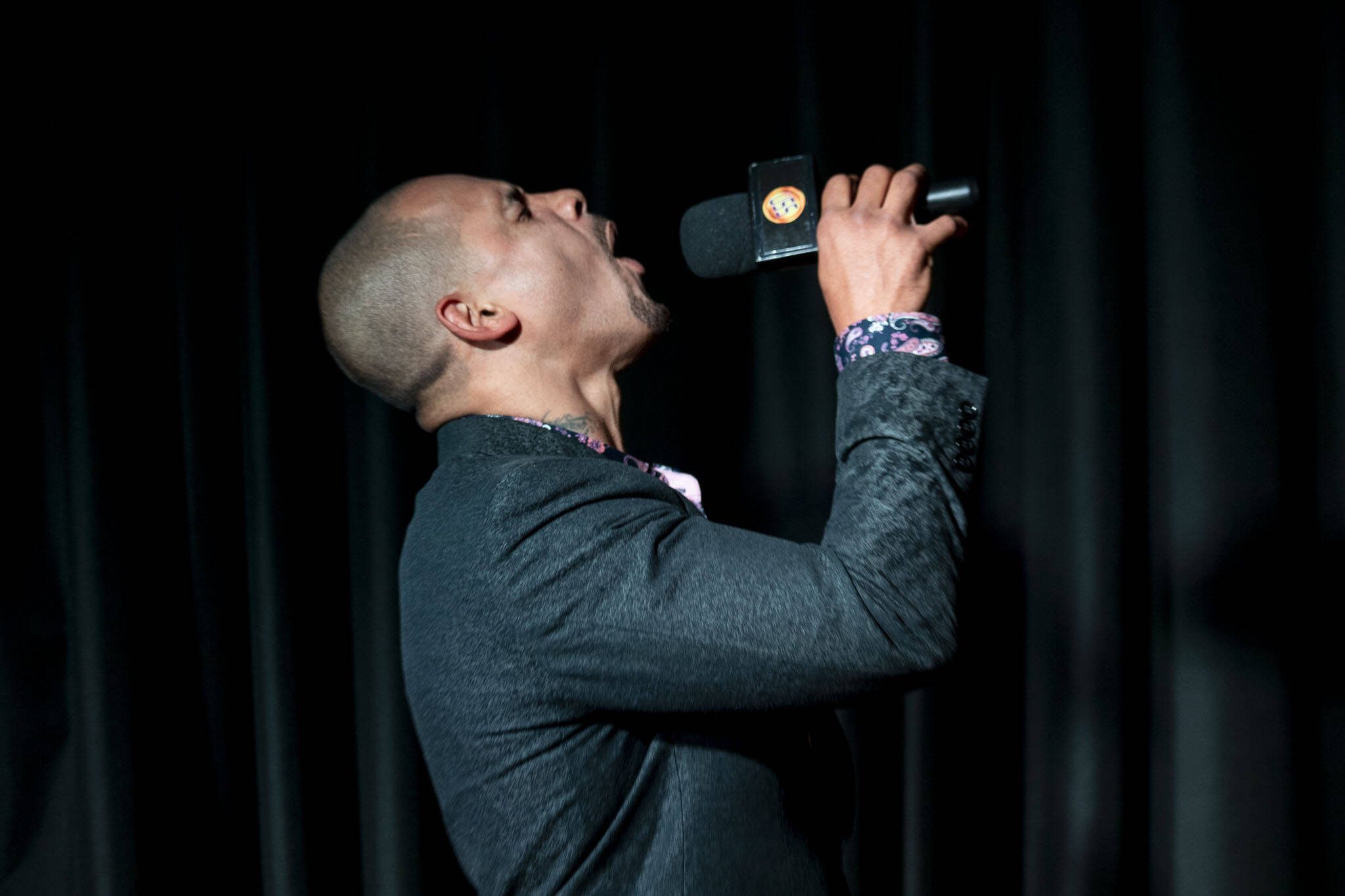Washington Wolfpack head coach JR Wells howls during the Everett AFL team unveiling at Tony V’s Garage in Everett on Oct. 26, 2023. (Annie Barker / The Herald)