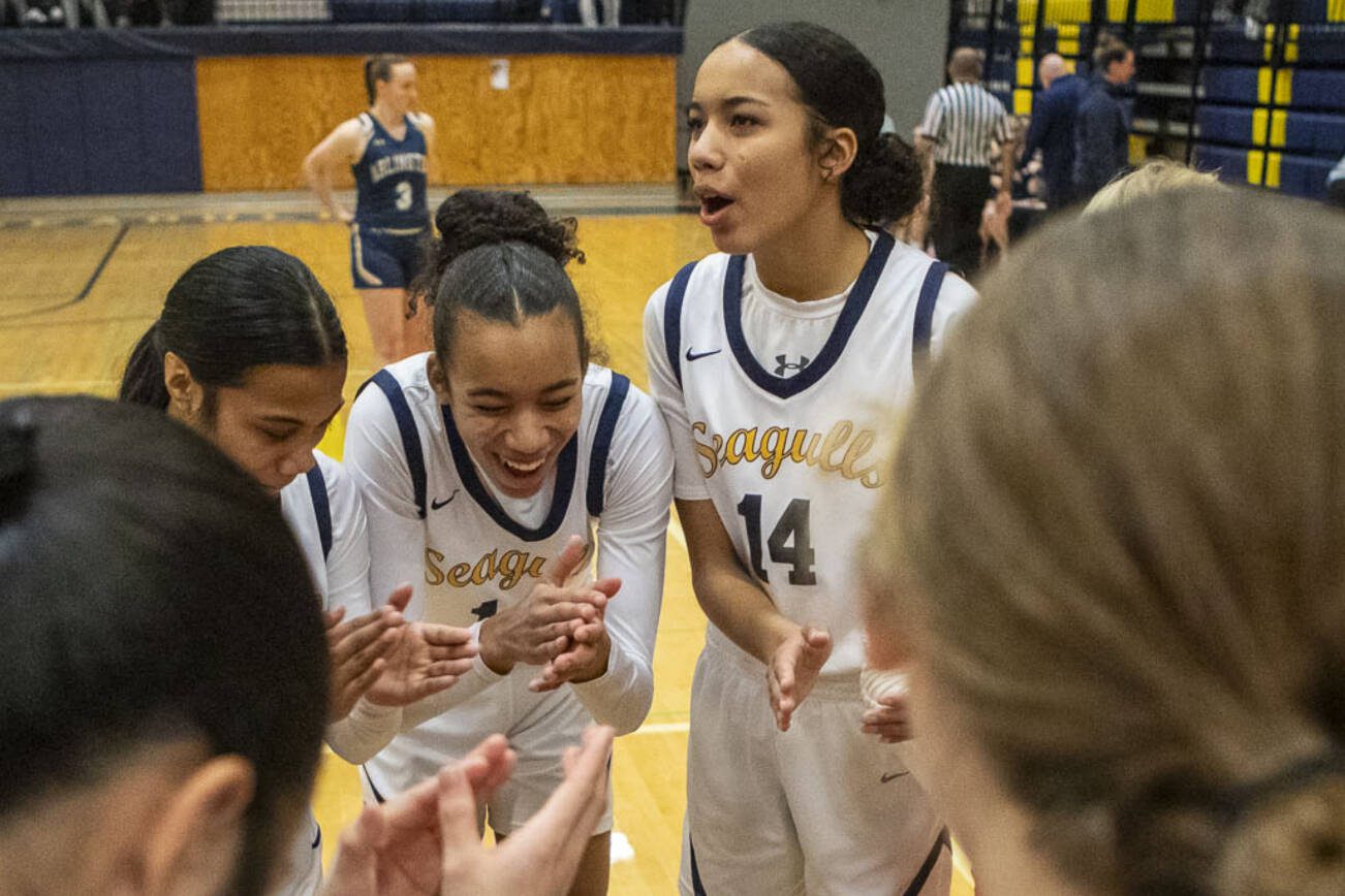 Everett's Alana Washington (12) and Mae Washington (14) huddle together during a girls basketball game between Arlington and Everett at Everett High School on Friday, Jan. 26, 2024. Arlington won, 60-49.(Annie Barker / The Herald)