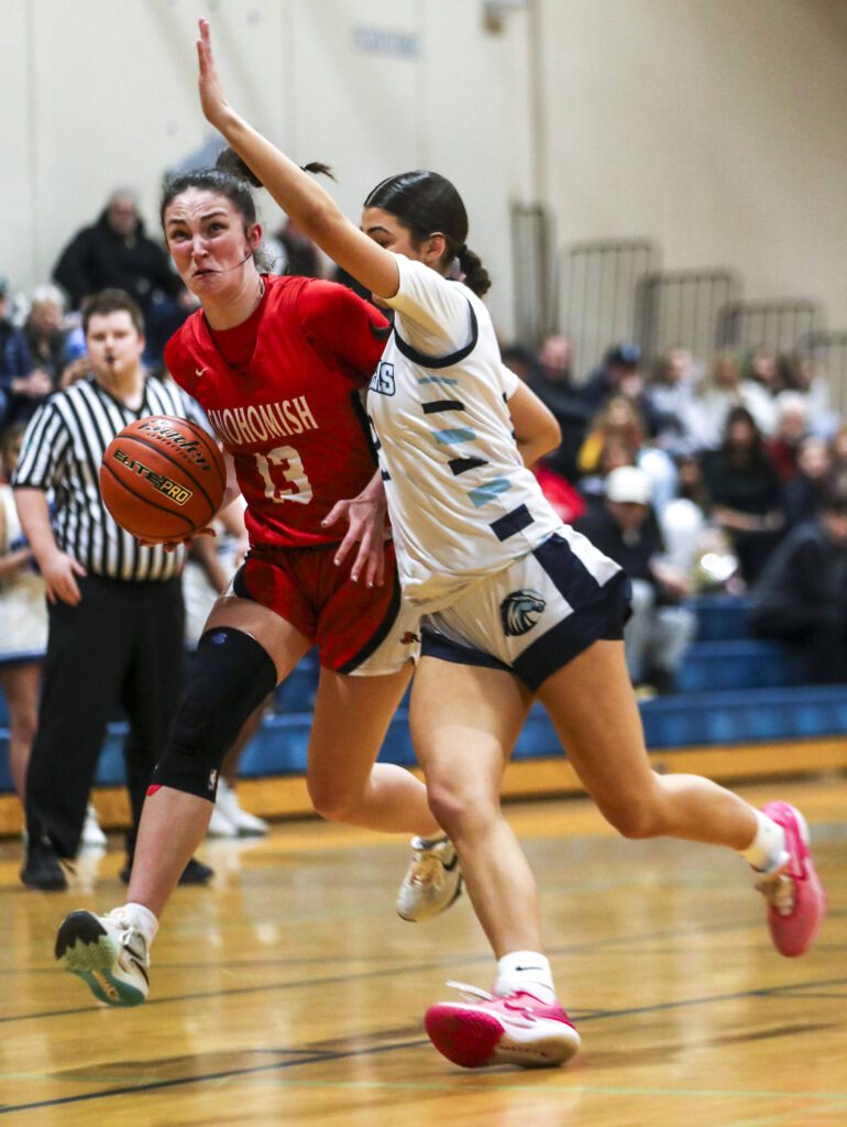 Snohomish’s Sienna Capelli (13) moves with the ball during a girls basketball against Meadowdale on Wednesday at Meadowdale High School in Lynnwood. (Annie Barker / The Herald)
