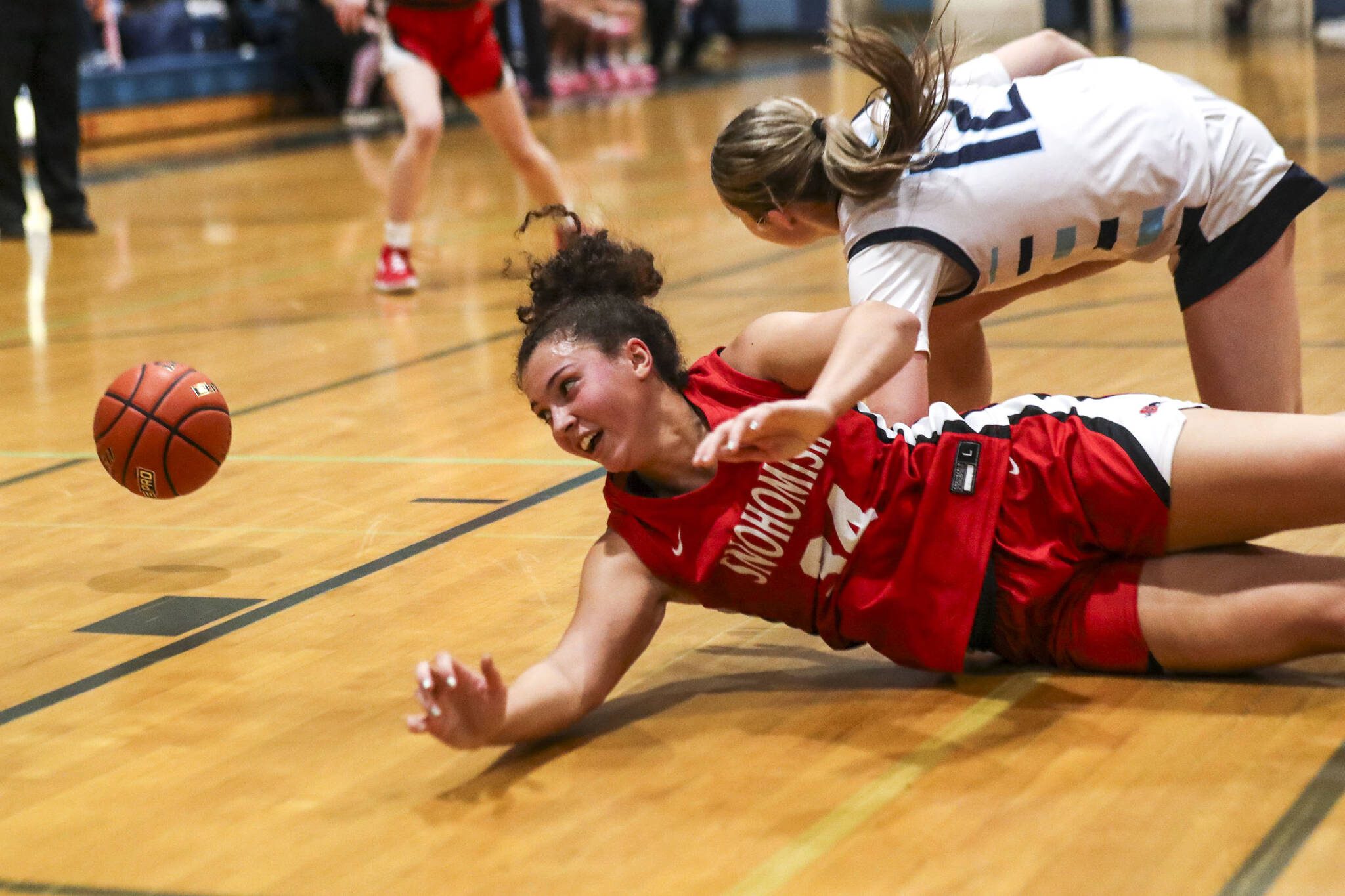 Snohomish’s Tyler Gildersleeve-Stiles (34) dives for the ball during a girls basketball game between Snohomish and Meadowdale at Meadowdale High School in Lynnwood, Washington, on Wednesday, Jan. 31, 2023. Snohomish won, 57-53. (Annie Barker / The Herald)