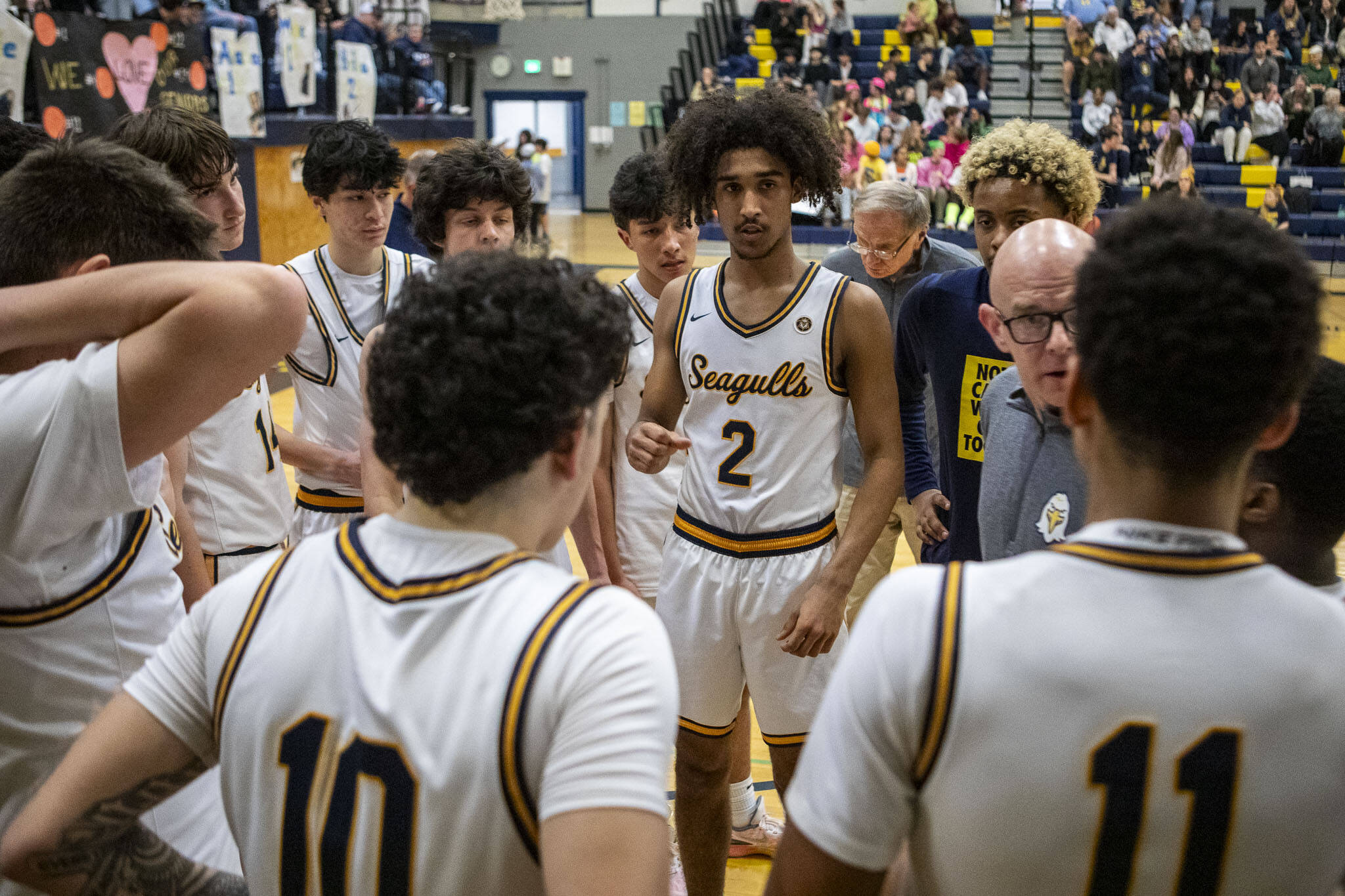 Everett’s Isaiah White (2) huddles with his team during a game against Arlington at Everett High School on Jan. 26 in Everett. (Annie Barker / The Herald)