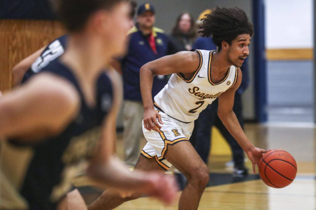 Everett’s Isaiah White moves with the ball during a game against Arlington at Everett High School on Jan. 26 in Everett. (Annie Barker / The Herald)
