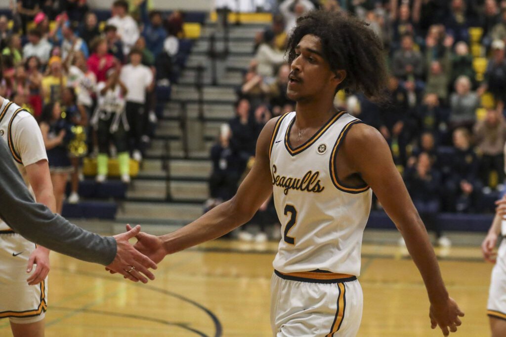 Everett’s Isaiah White receives a high-five after making buzzer-beating 3-pointer during a game against Arlington at Everett High School on Jan. 26 in Everett.(Annie Barker / The Herald)
