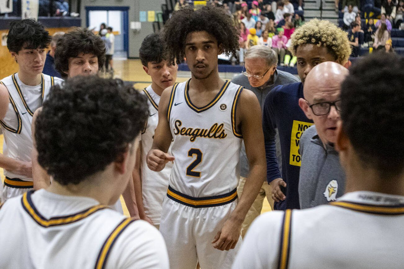 Everett's Isaiah White (2) huddles with his team during a boys basketball game between Arlington and Everett at Everett High School on Friday, Jan. 26, 2024. Arlington wins, 66-57.(Annie Barker / The Herald)