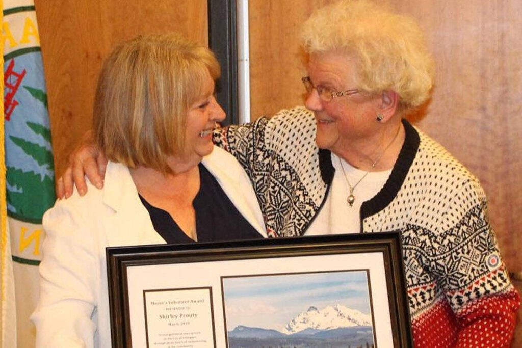 Former Arlington Mayor Barb Tolbert presents Shirley Prouty with a volunteer award in 2019. (File photo)
