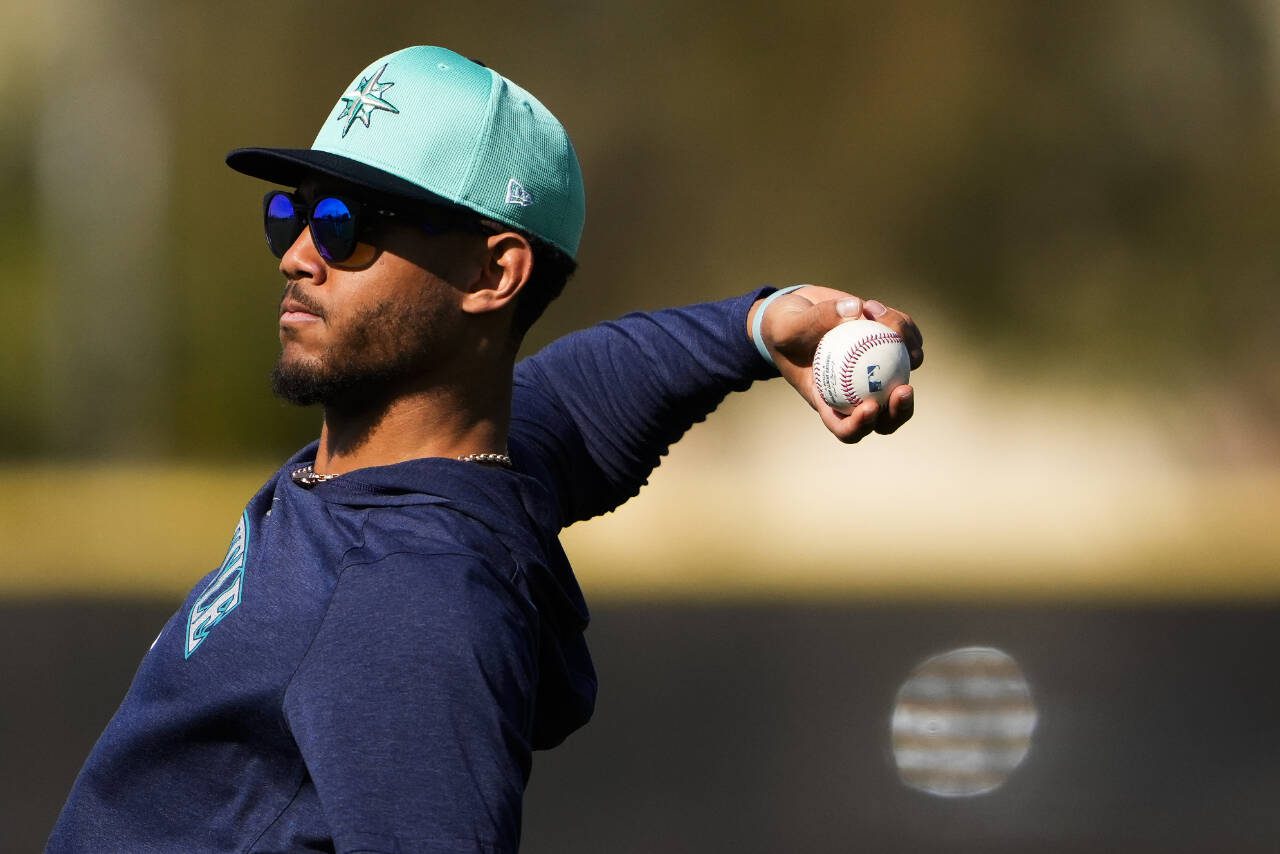 Seattle Mariners center fielder Julio Rodríguez warms up during spring training workouts Feb. 15 in Peoria, Ariz. (AP Photo/Lindsey Wasson)