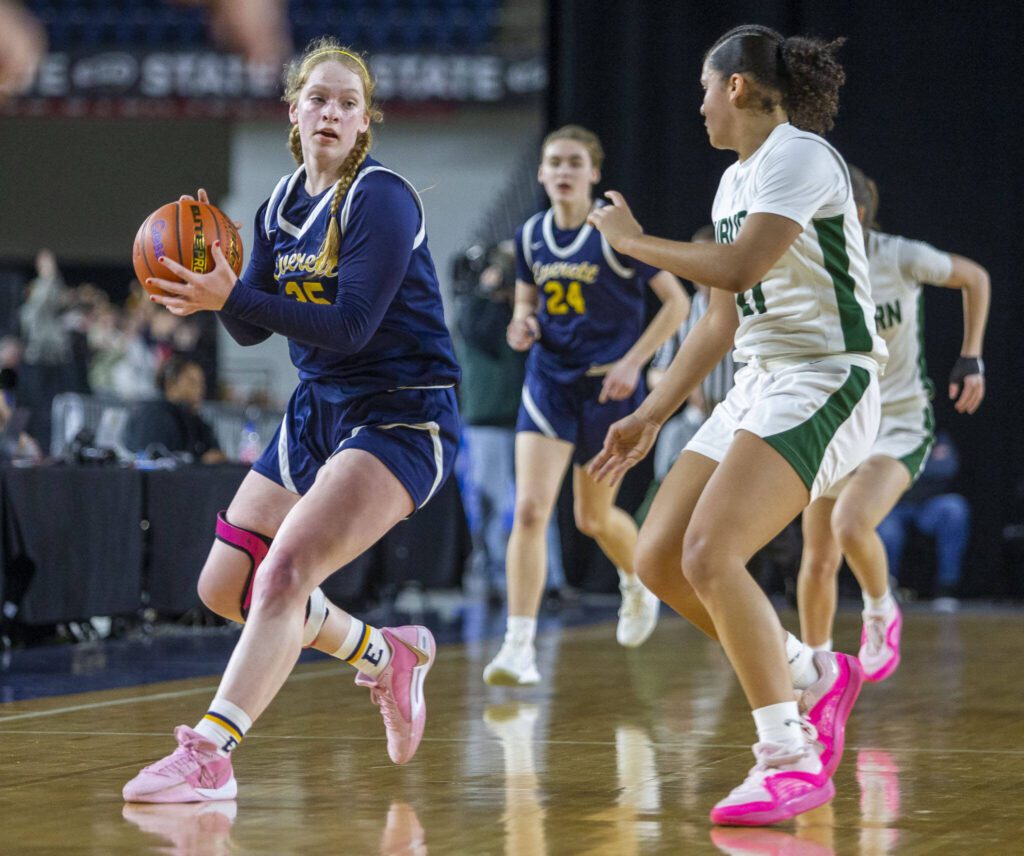 Everett’s Emily Barton looks for an open teammate to pass to during the 3A girls state basketball game against Auburn on Wednesday, Feb. 28, 2024 in Tacoma, Washington. (Olivia Vanni / The Herald)
