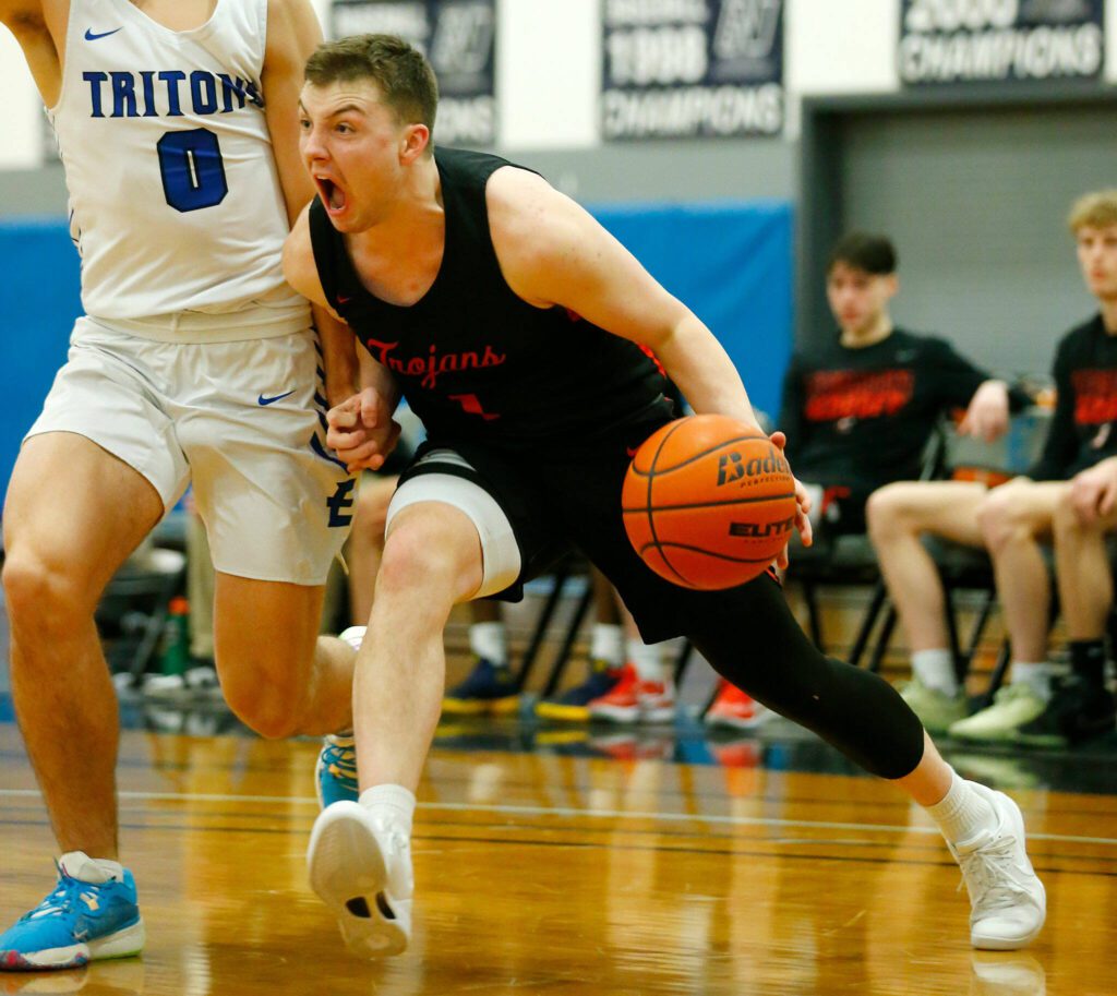 Everett Community College’s Ethan Martin drives down the baseline against Edmonds College on Feb. 7 at Seaview Gym in Lynnwood. (Ryan Berry / The Herald)
